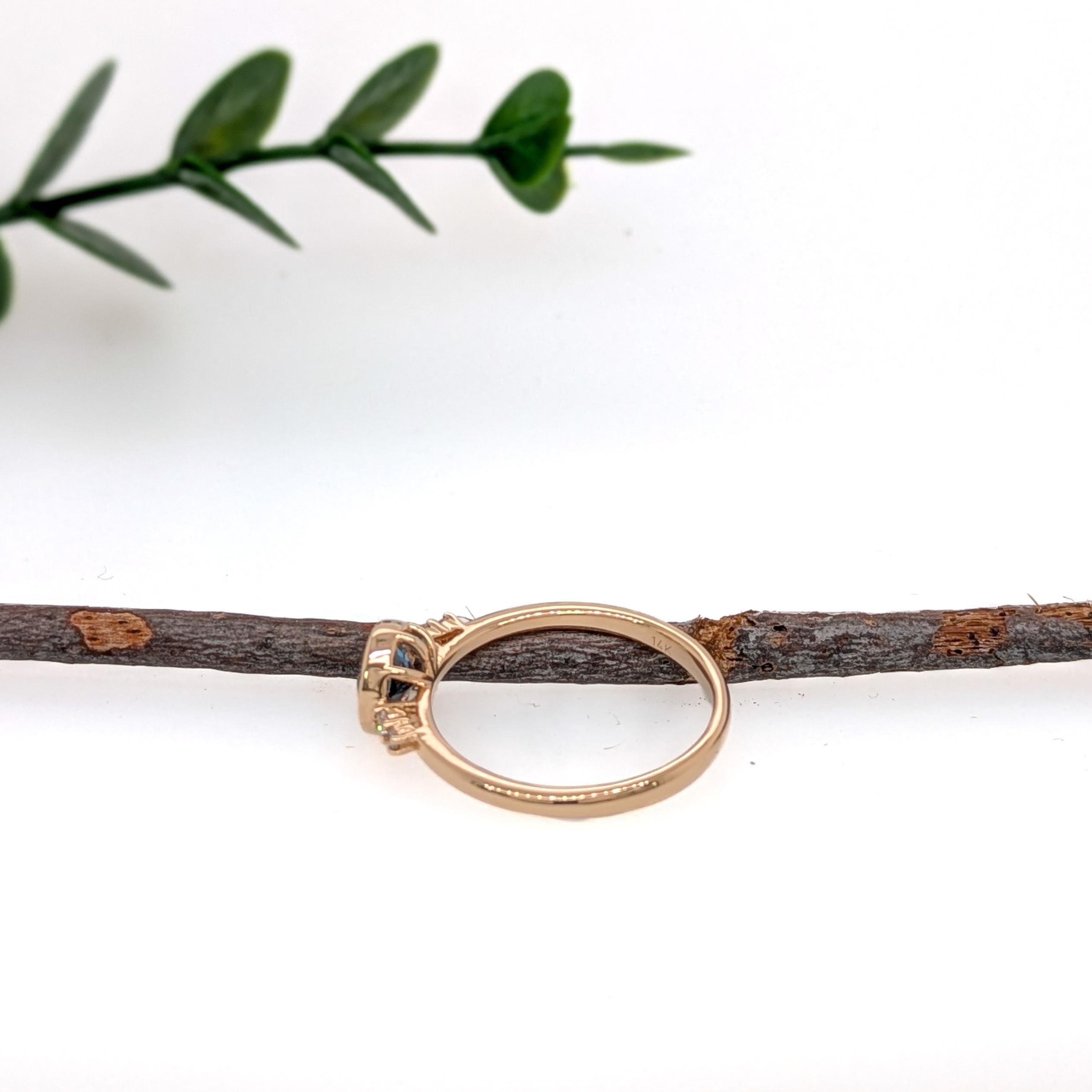 Taglio rotondo Anello con Topazio Blu di Londra e accenti di diamanti naturali in oro giallo 14K  Tondo 6 mm in vendita