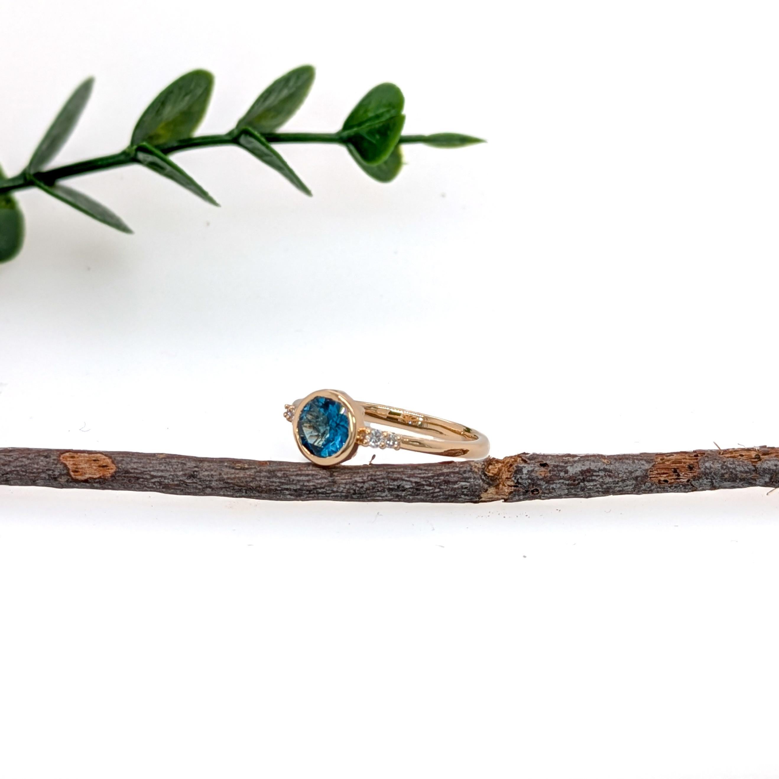 Anello con Topazio Blu di Londra e accenti di diamanti naturali in oro giallo 14K  Tondo 6 mm In condizioni Nuovo in vendita a Columbus, OH