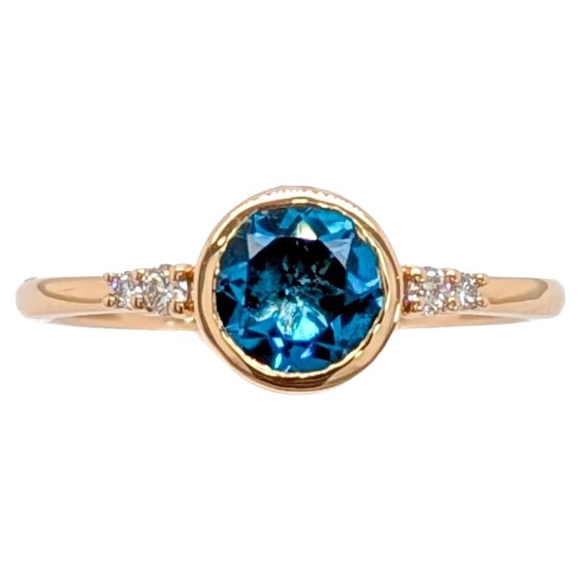 Anello con Topazio Blu di Londra e accenti di diamanti naturali in oro giallo 14K  Tondo 6 mm in vendita