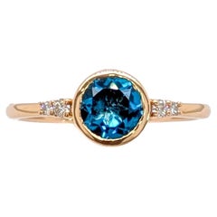 Anello con Topazio Blu di Londra e accenti di diamanti naturali in oro giallo 14K  Tondo 6 mm