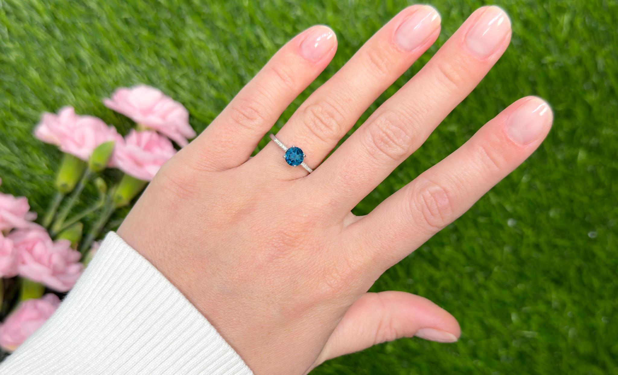 Il est accompagné d'une évaluation gemmologique par la GIA (GG/AJP).
Toutes les pierres précieuses sont naturelles
Topaze bleue ronde de Londres = 1 carat
12 diamants ronds = 0,05 carats
Métal : Or blanc 14K
Taille de la bague : 7* US
*Il peut être