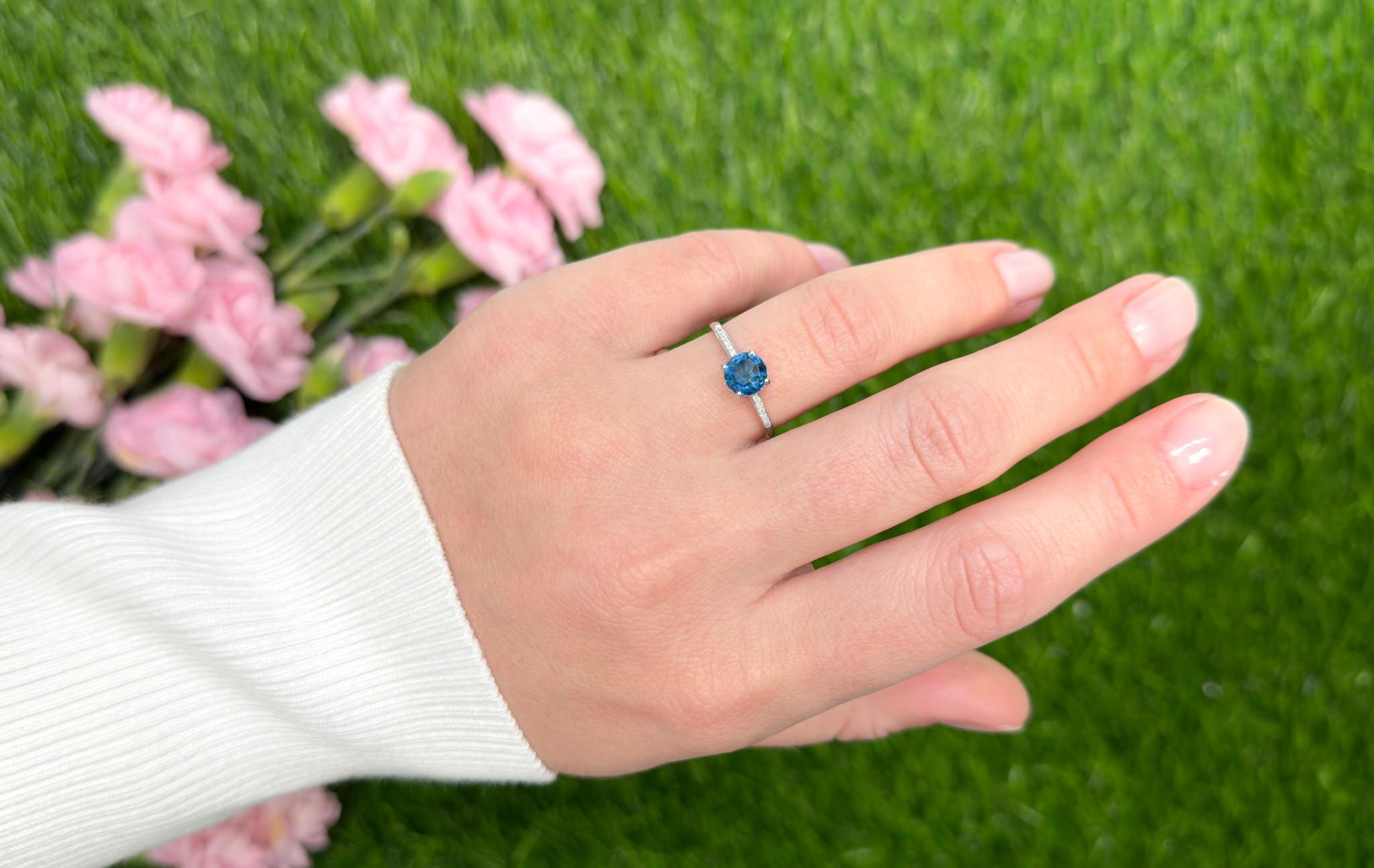 Taille ronde Bague London topaze bleue avec diamants 1,05 carats or blanc 14 carats en vente