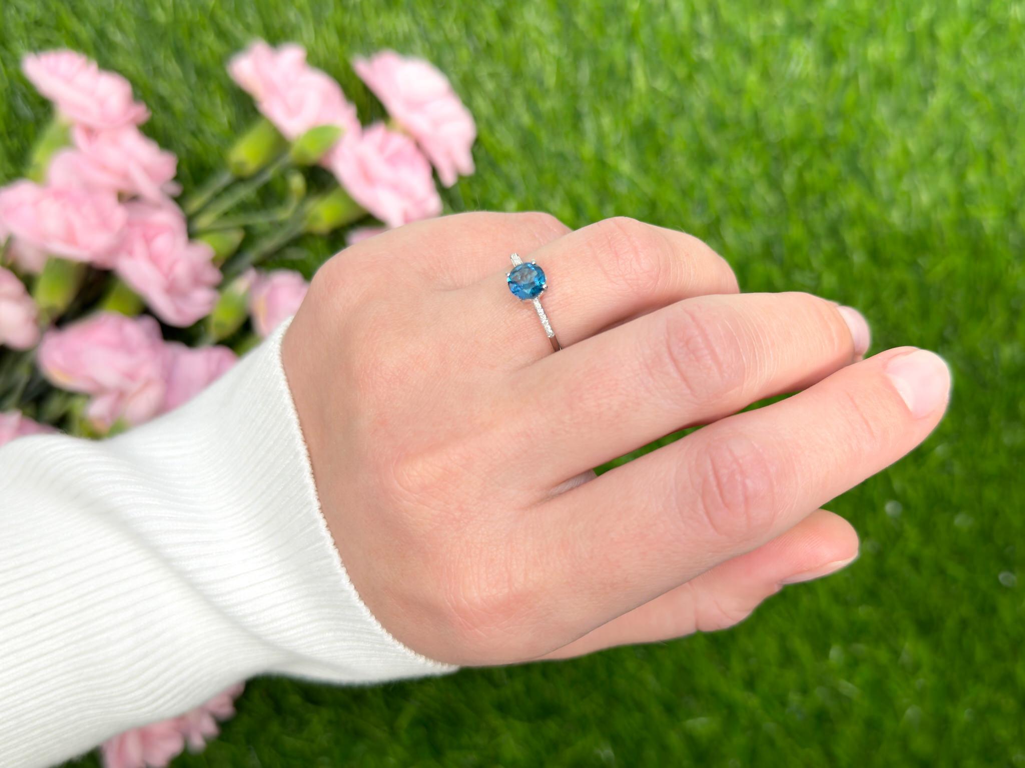 Londoner Blauer Topas-Ring mit Diamanten 1,05 Karat 14K Weißgold im Zustand „Hervorragend“ im Angebot in Laguna Niguel, CA