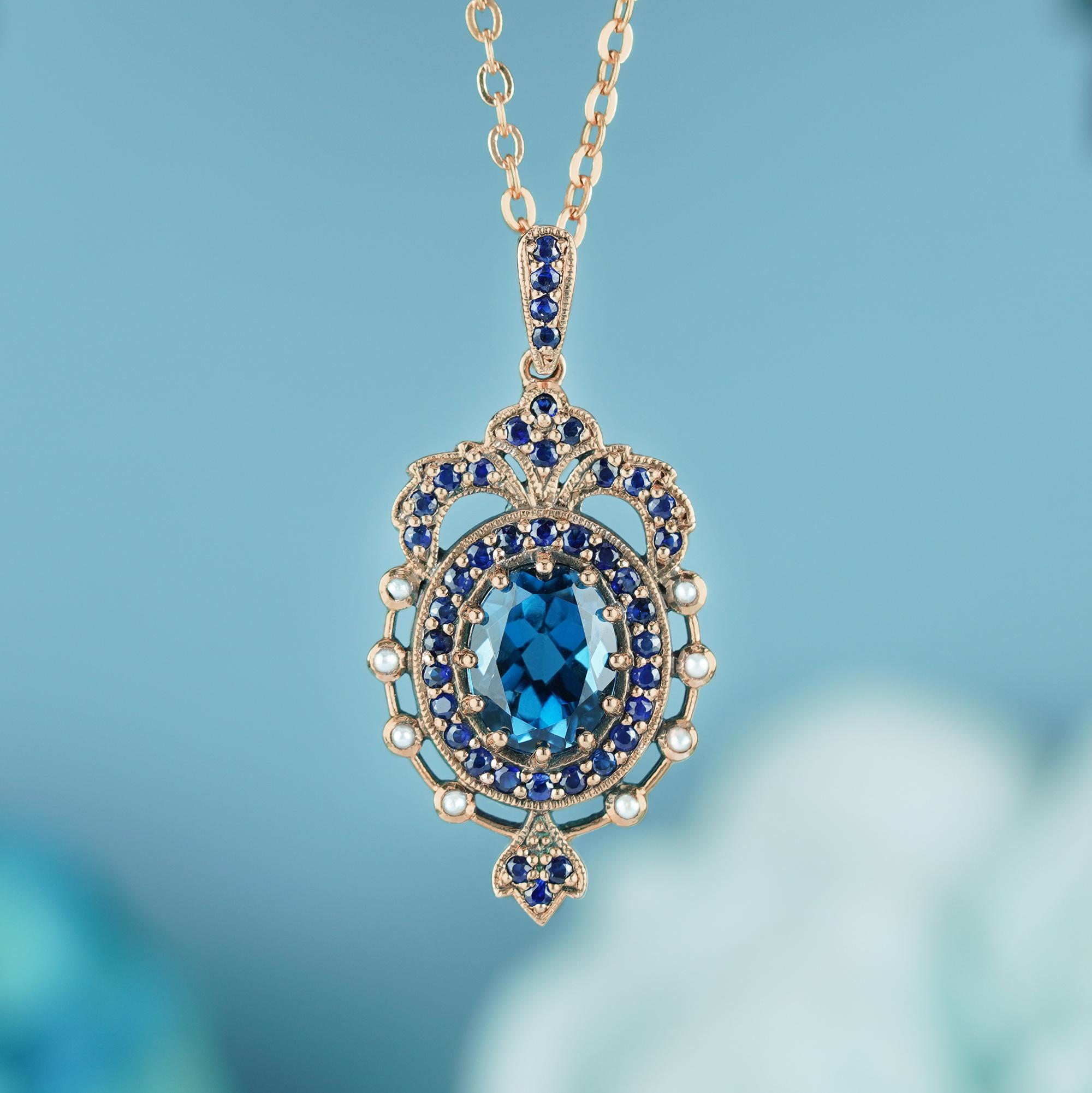 Ce saphir bleu naturel est entouré d'un halo de saphirs étincelants qui lui confèrent une élégance intemporelle. Le cadre extérieur est joliment décoré de perles naturelles lustrées, ajoutant une touche de sophistication. Complétée par une radieuse