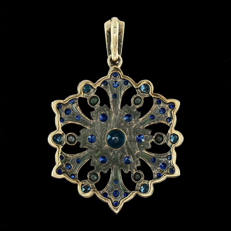 London Blue Topaz Sapphire Vintage Style Floral Pendant in 14K Yellow Gold In New Condition For Sale In Bangkok, TH