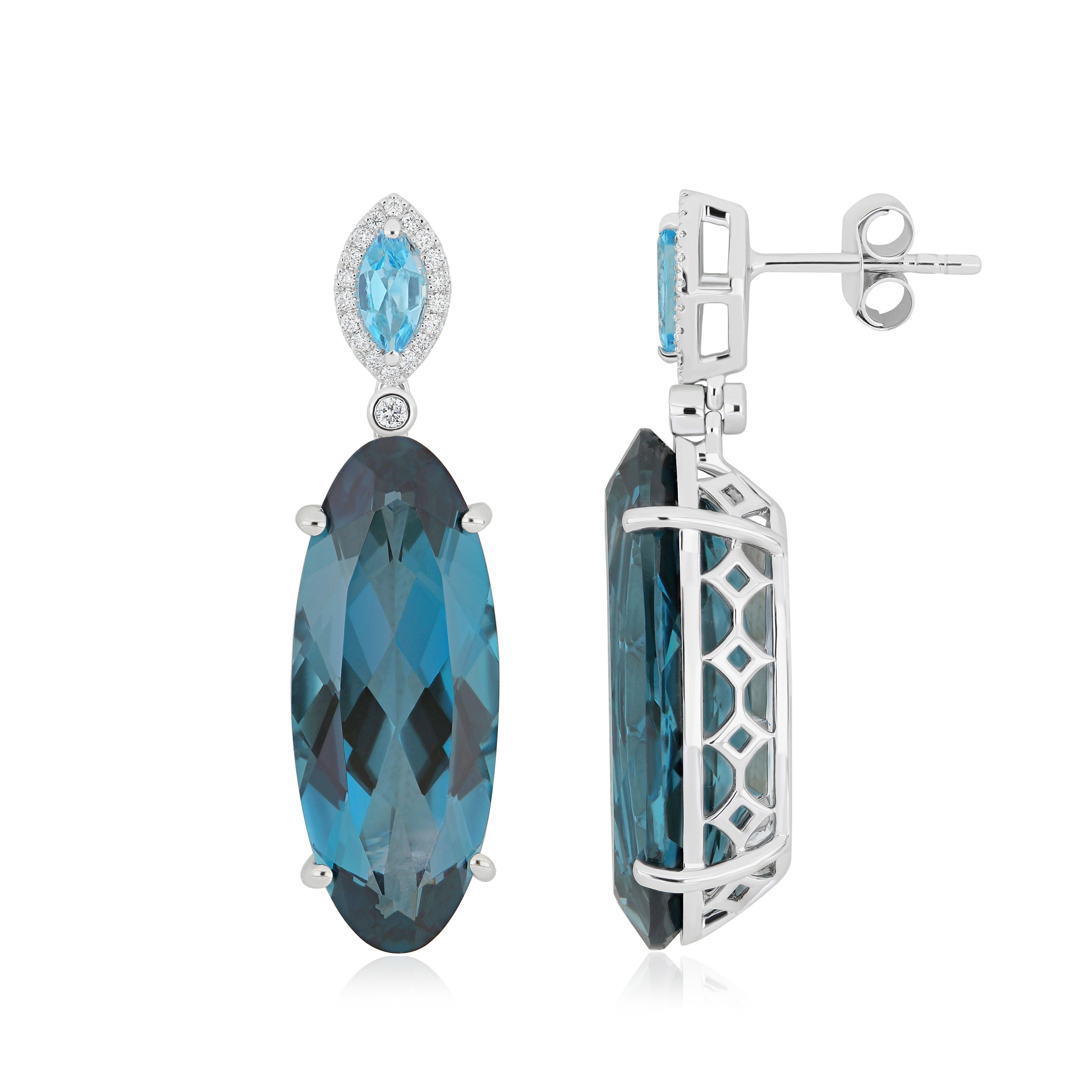 Ti presentiamo gli orecchini Exquisite in oro bianco 18 carati, una coppia impeccabile che incarna il massimo del lusso e del design sofisticato. Al centro di ogni orecchino, una straordinaria coppia di topazi blu di Londra di forma ovale e taglio
