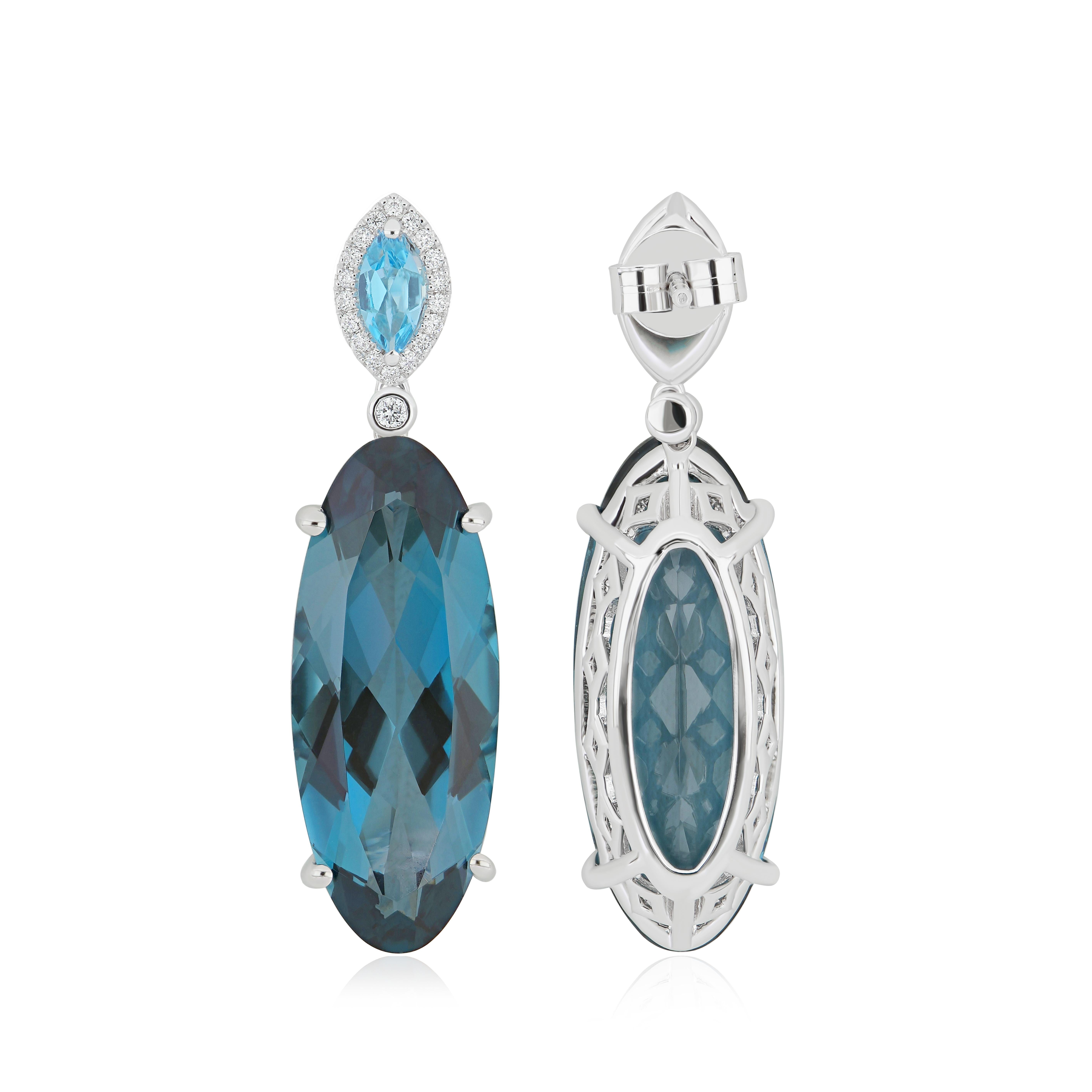 Orecchini e ciondoli in oro 18 carati con Topazio Blu di Londra, Topazio Blu di Svizzera e Diamanti In condizioni Nuovo in vendita a JAIPUR, IN