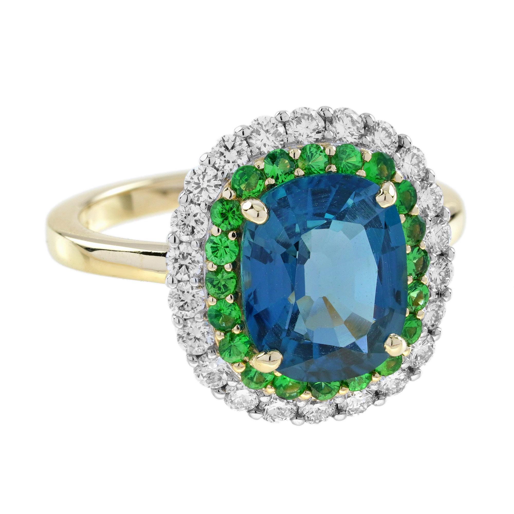 Una rica mezcla de color y brillo define este cautivador anillo con halo. En el centro se encuentra un profundo Topacio Azul de Londres, que irradia elegancia con su intenso matiz. La rodea un vívido halo de tsavoritas verdes, que ofrece un