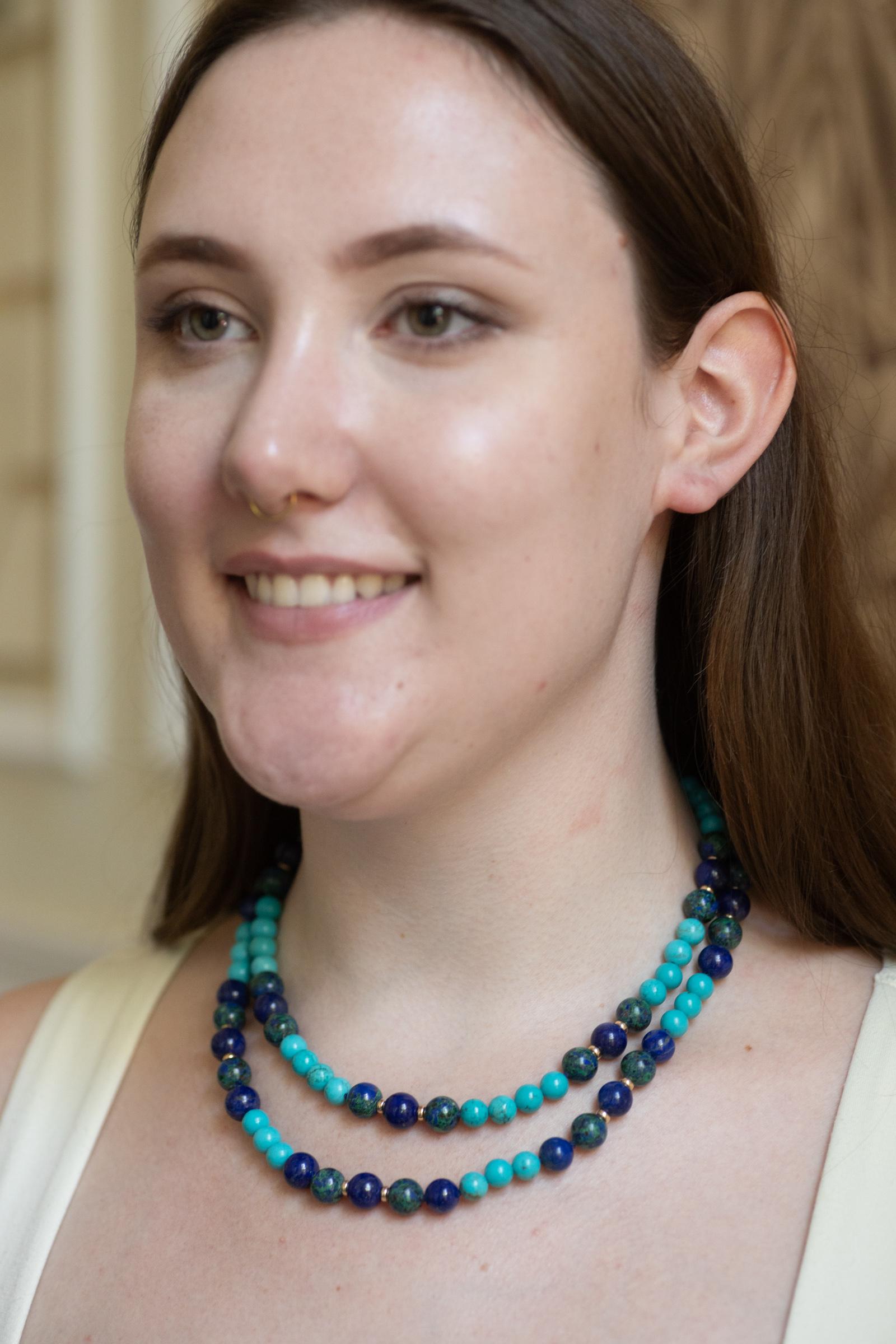 Collana in metallo dorato, topazio blu di Londra, turchese, lapislazzuli e azzurrite. in vendita 4
