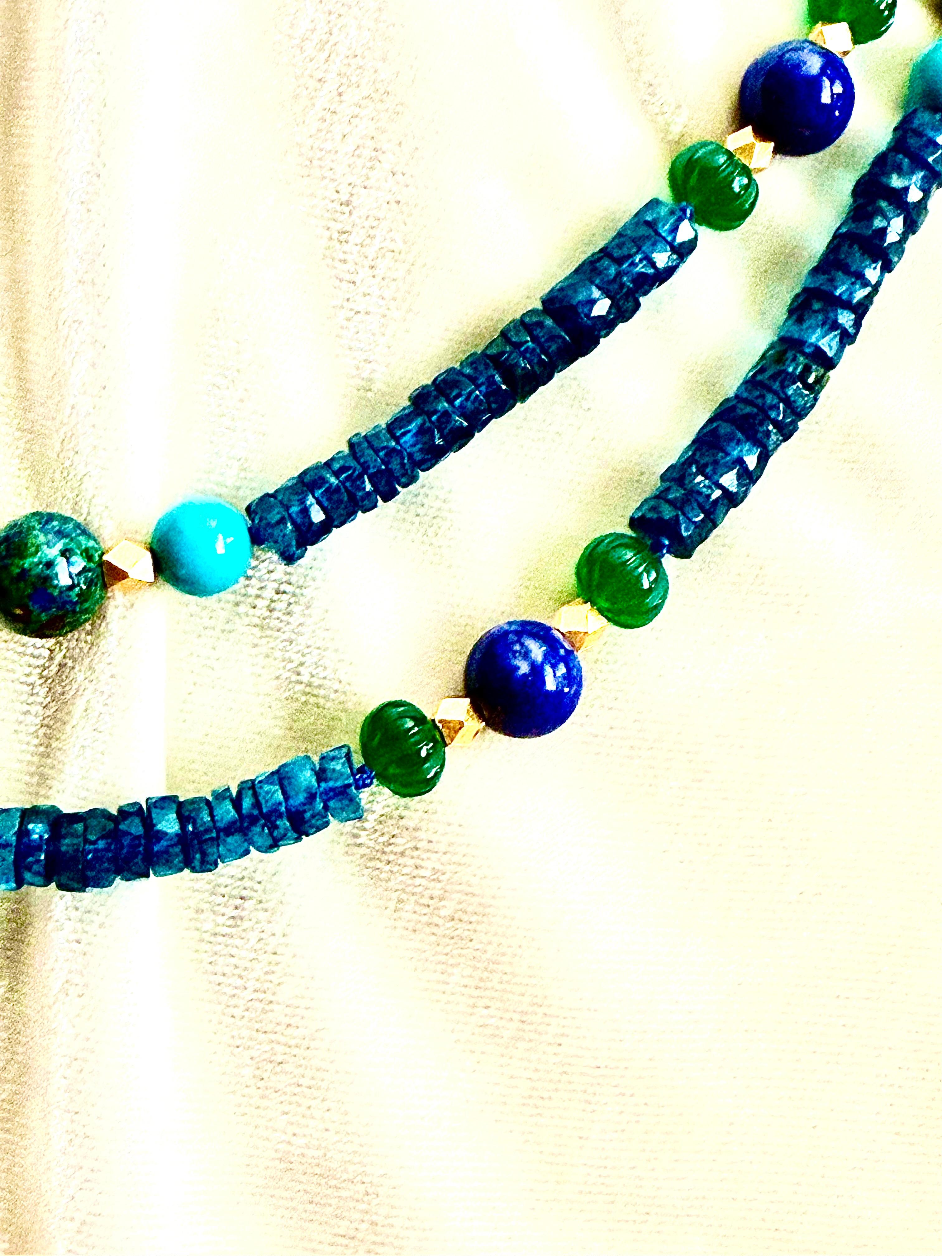 Collana in metallo dorato, topazio blu di Londra, turchese, lapislazzuli e azzurrite. in vendita 6