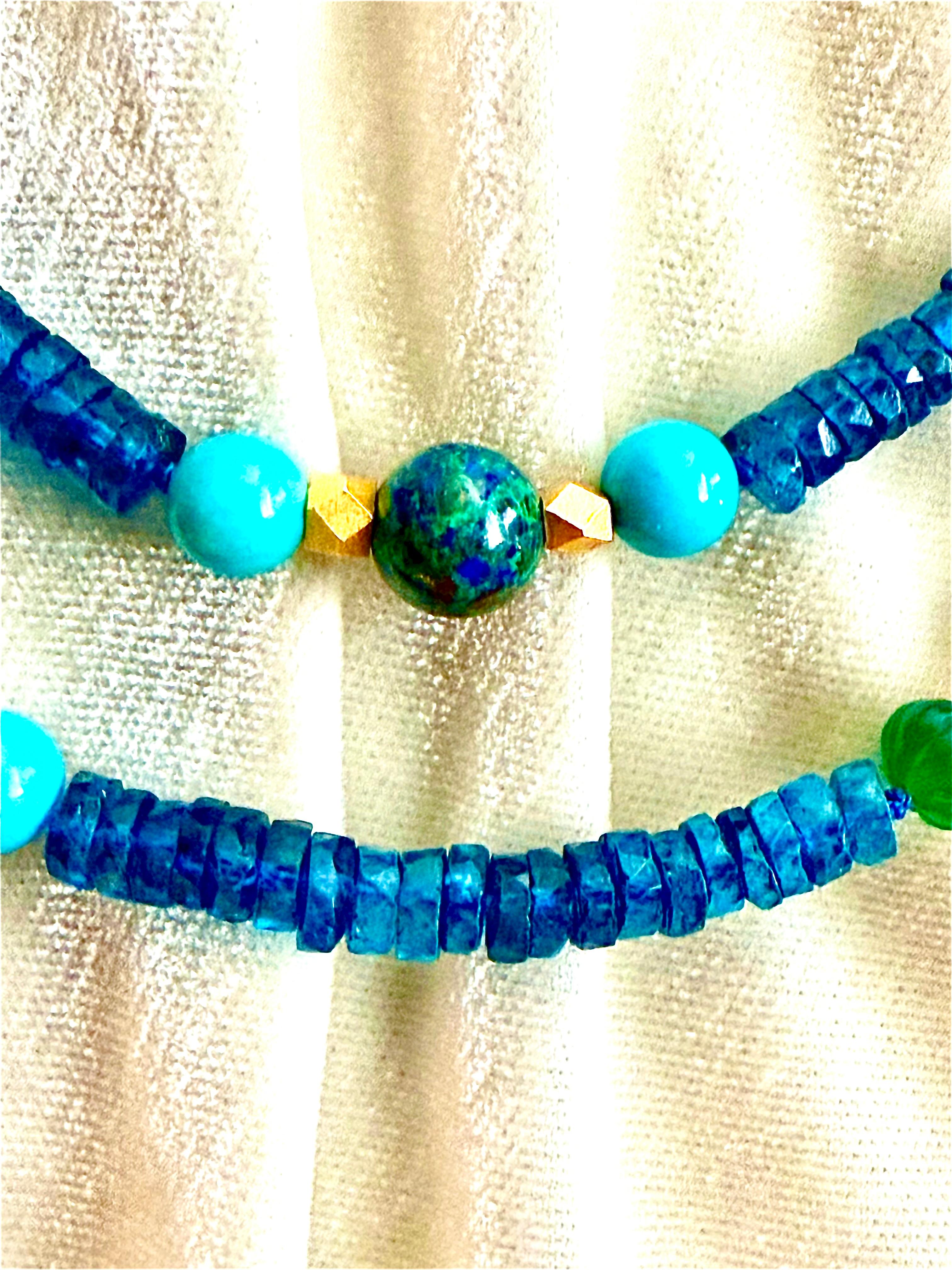 Collana in metallo dorato, topazio blu di Londra, turchese, lapislazzuli e azzurrite. in vendita 7