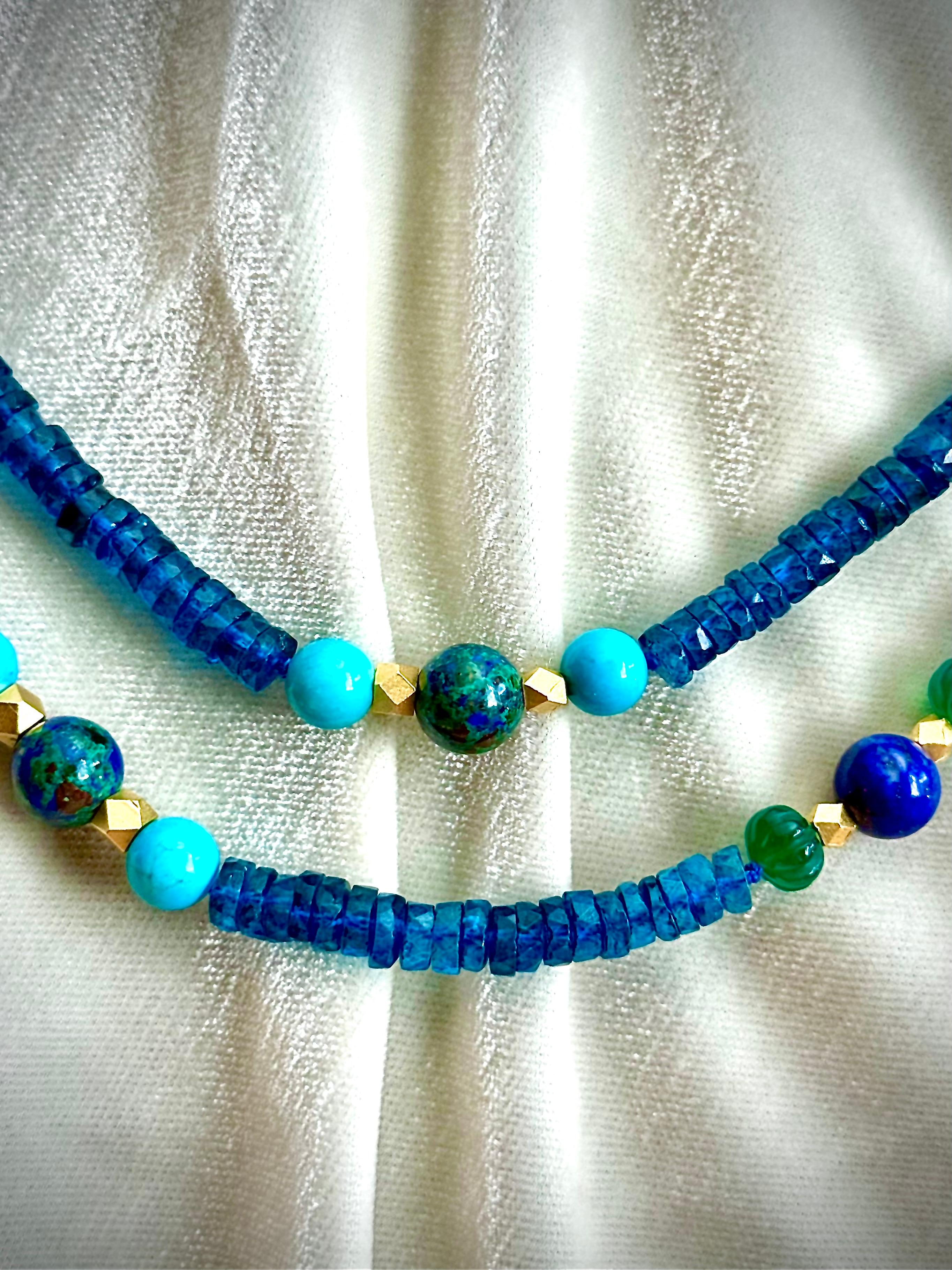 Collana in metallo dorato, topazio blu di Londra, turchese, lapislazzuli e azzurrite. in vendita 8