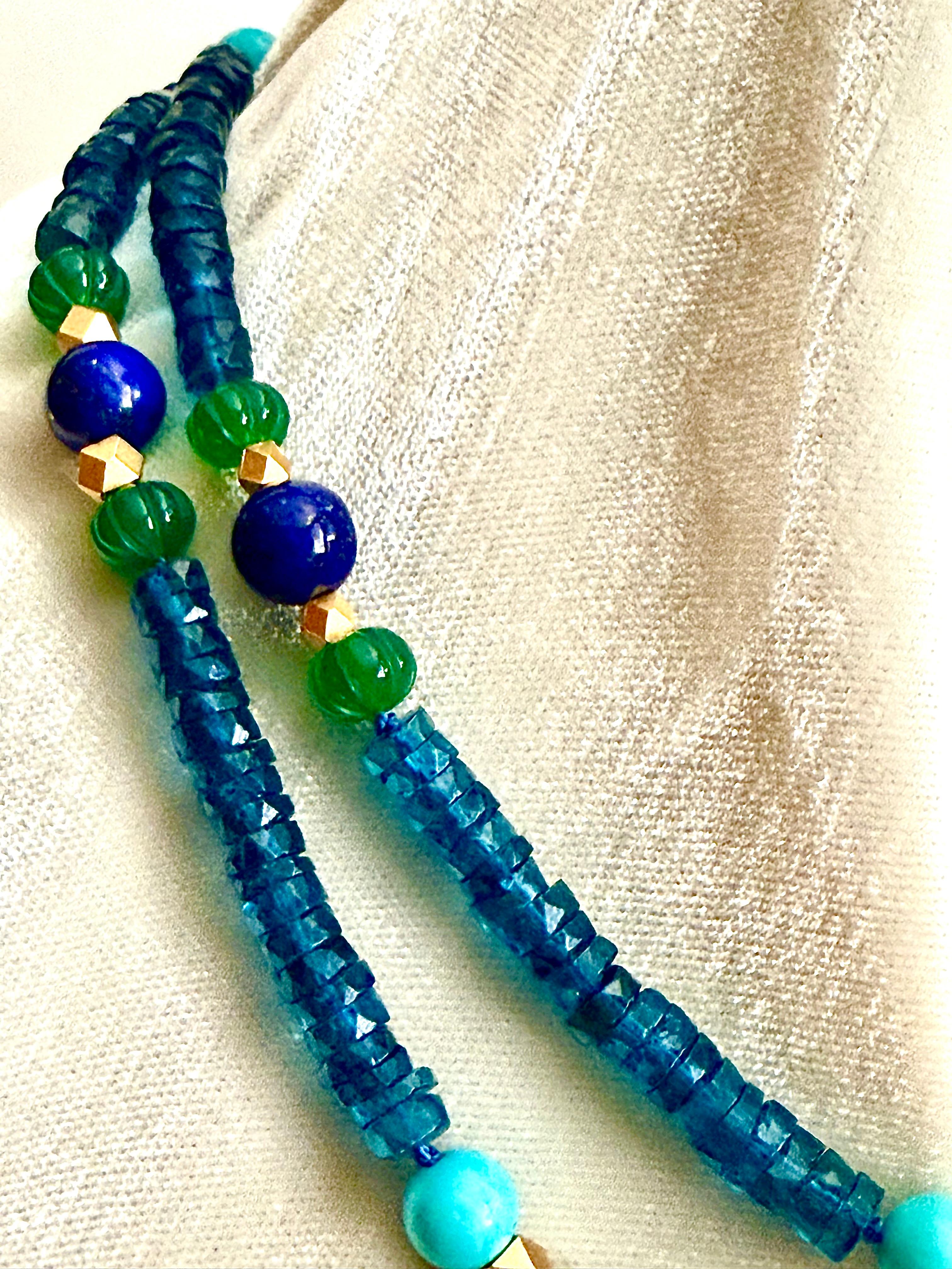 Collana in metallo dorato, topazio blu di Londra, turchese, lapislazzuli e azzurrite. in vendita 10