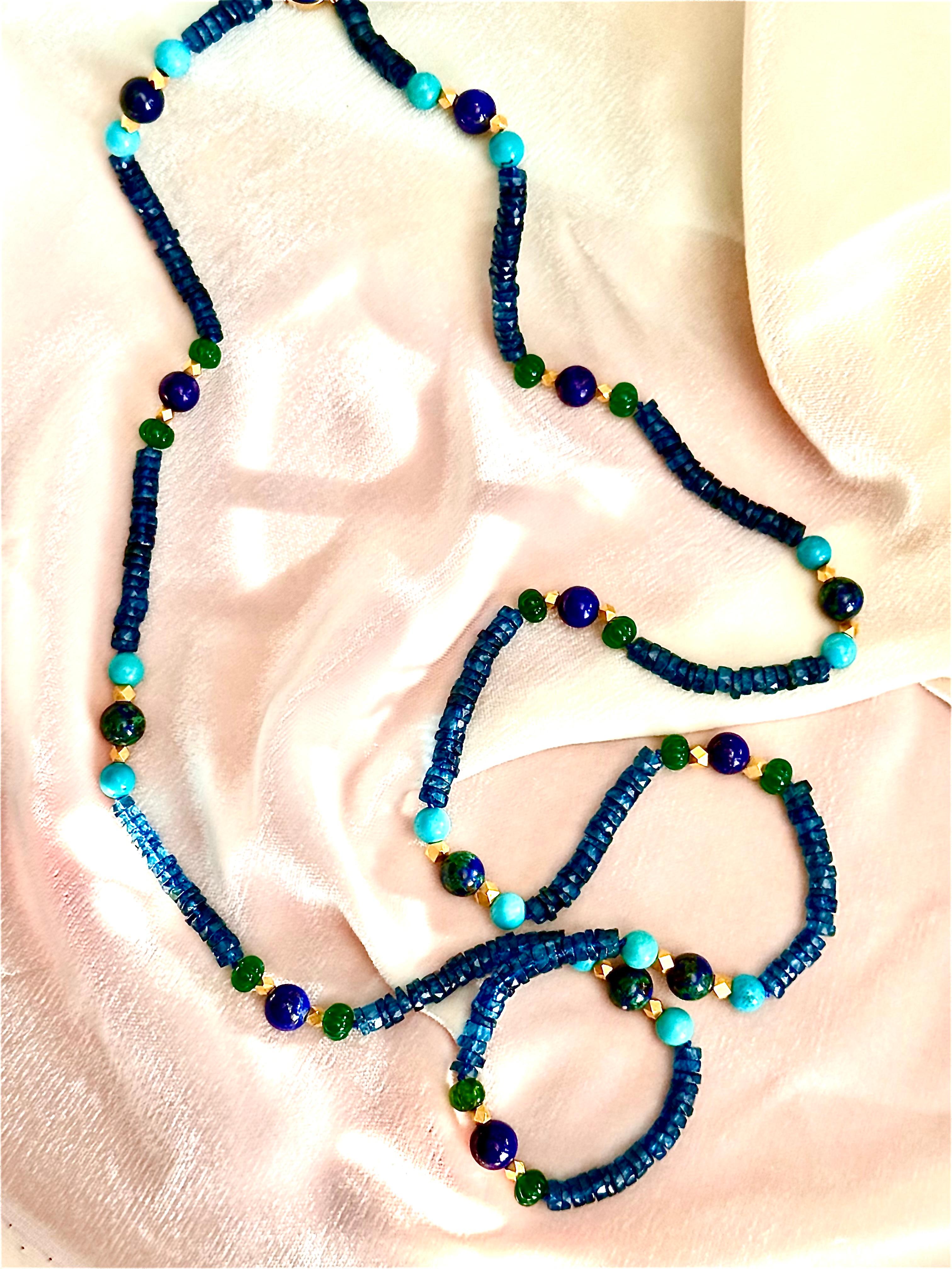 Collana in metallo dorato, topazio blu di Londra, turchese, lapislazzuli e azzurrite. in vendita 11