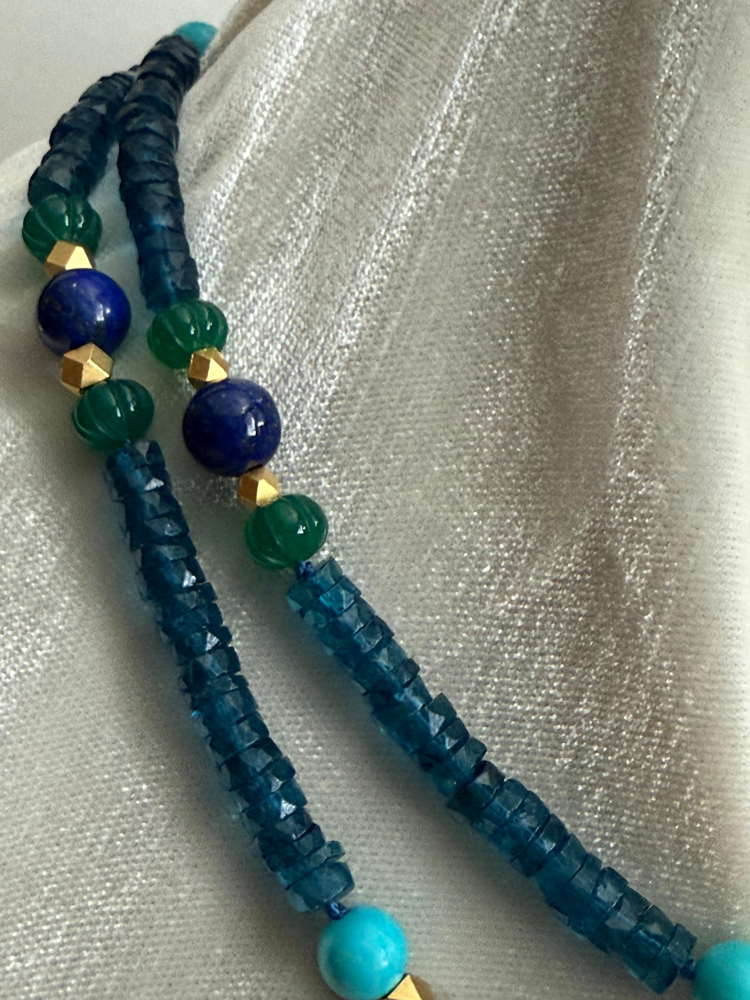 Taglio cuscino Collana in metallo dorato, topazio blu di Londra, turchese, lapislazzuli e azzurrite. in vendita