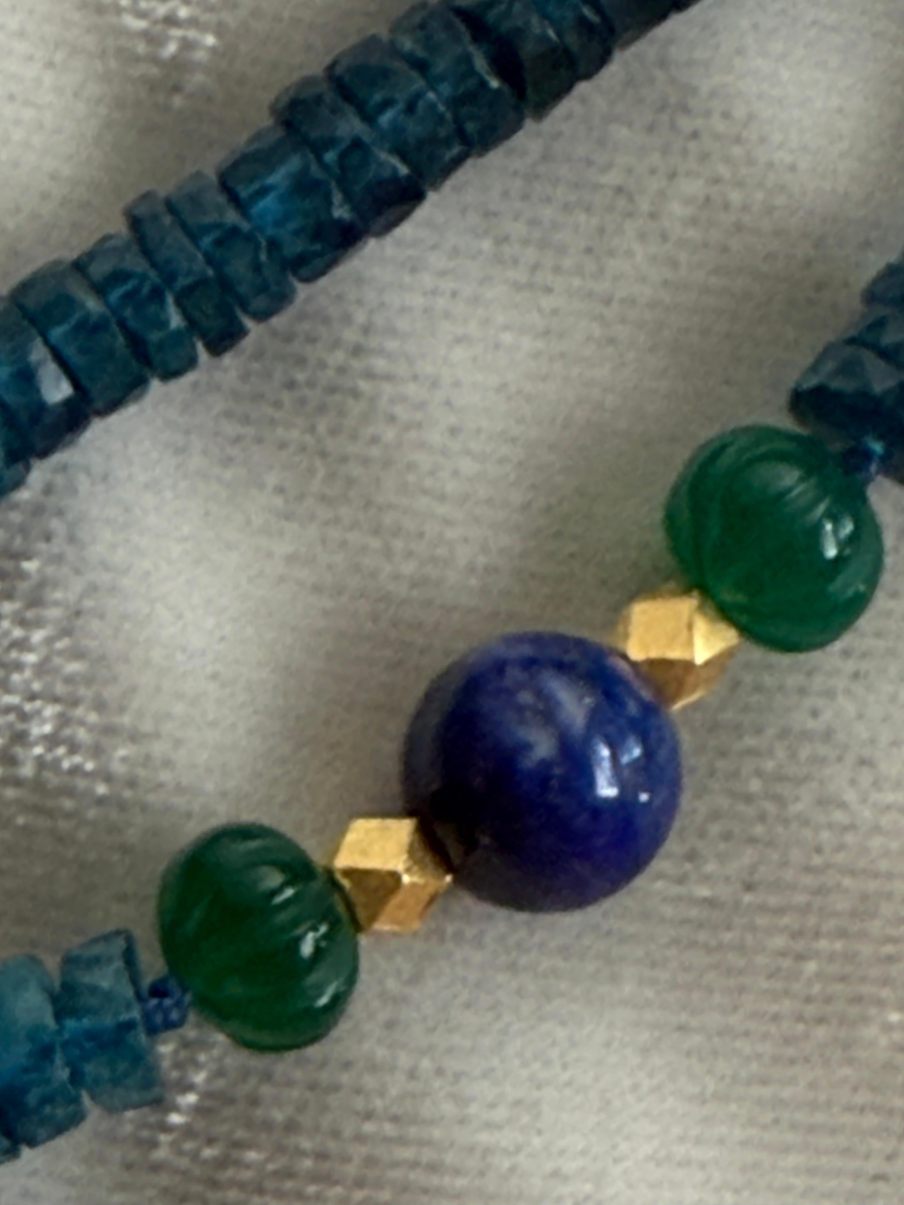 Donna Collana in metallo dorato, topazio blu di Londra, turchese, lapislazzuli e azzurrite. in vendita
