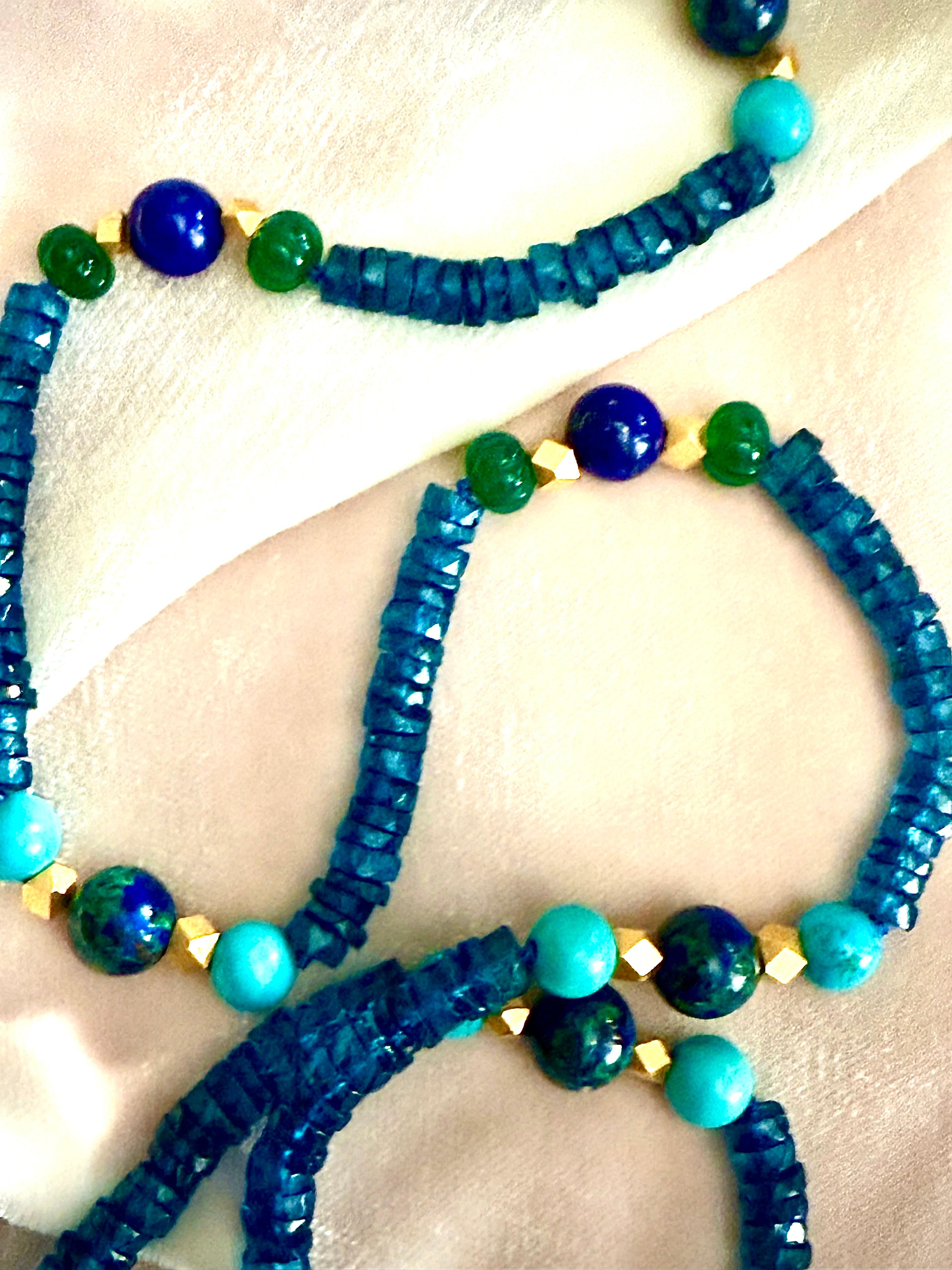 Collana in metallo dorato, topazio blu di Londra, turchese, lapislazzuli e azzurrite. in vendita 2