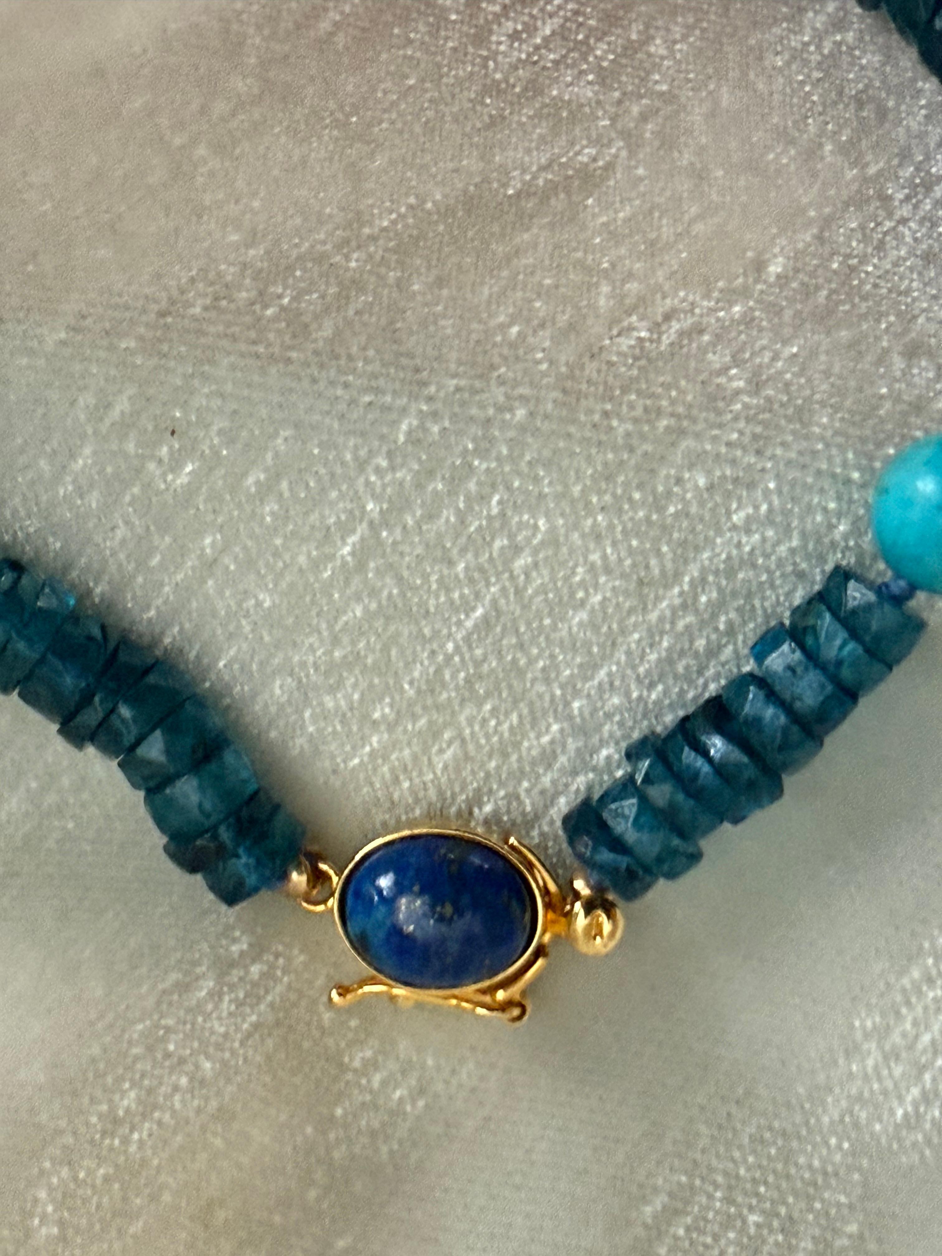 Collana in metallo dorato, topazio blu di Londra, turchese, lapislazzuli e azzurrite. in vendita 1