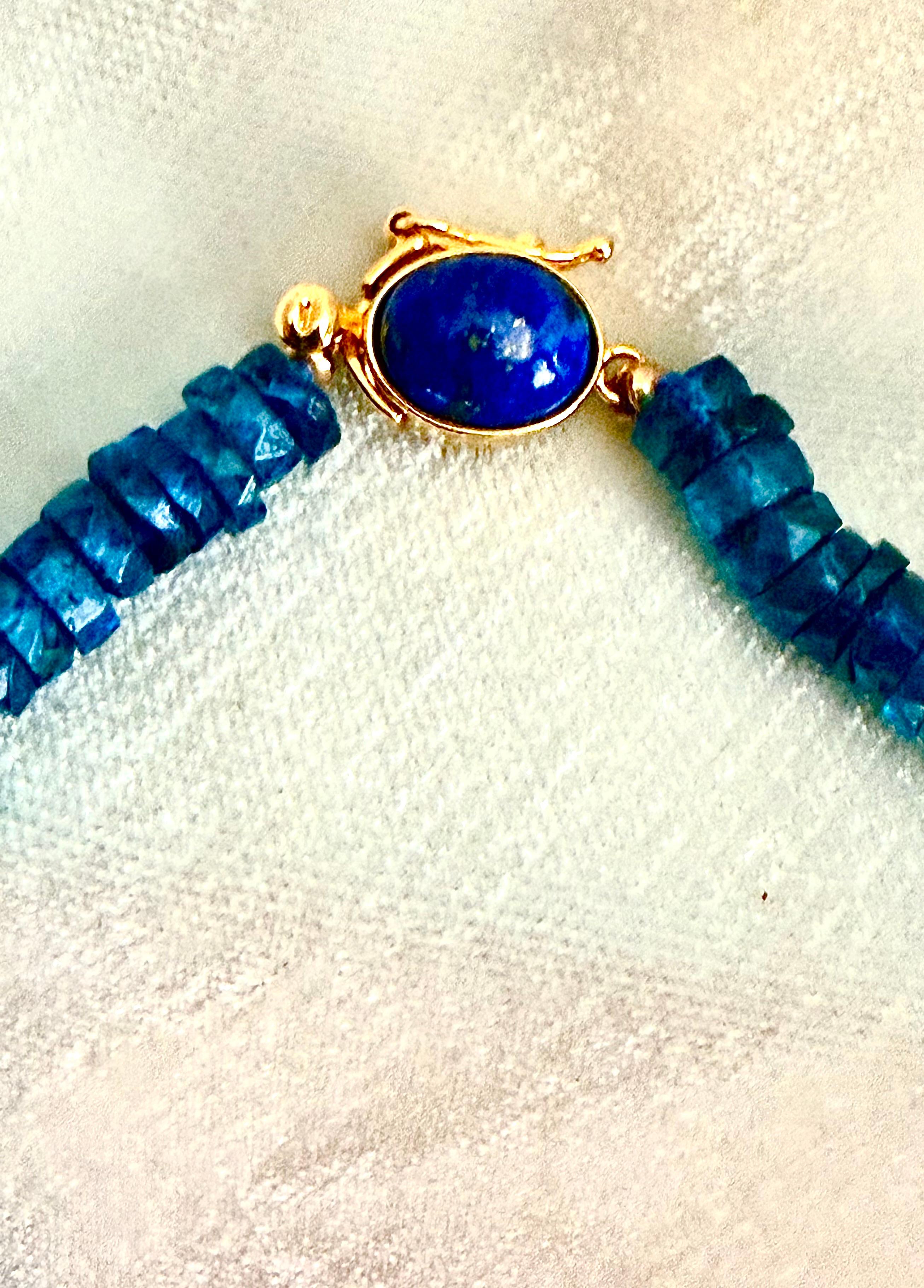 Collana in metallo dorato, topazio blu di Londra, turchese, lapislazzuli e azzurrite. in vendita 3