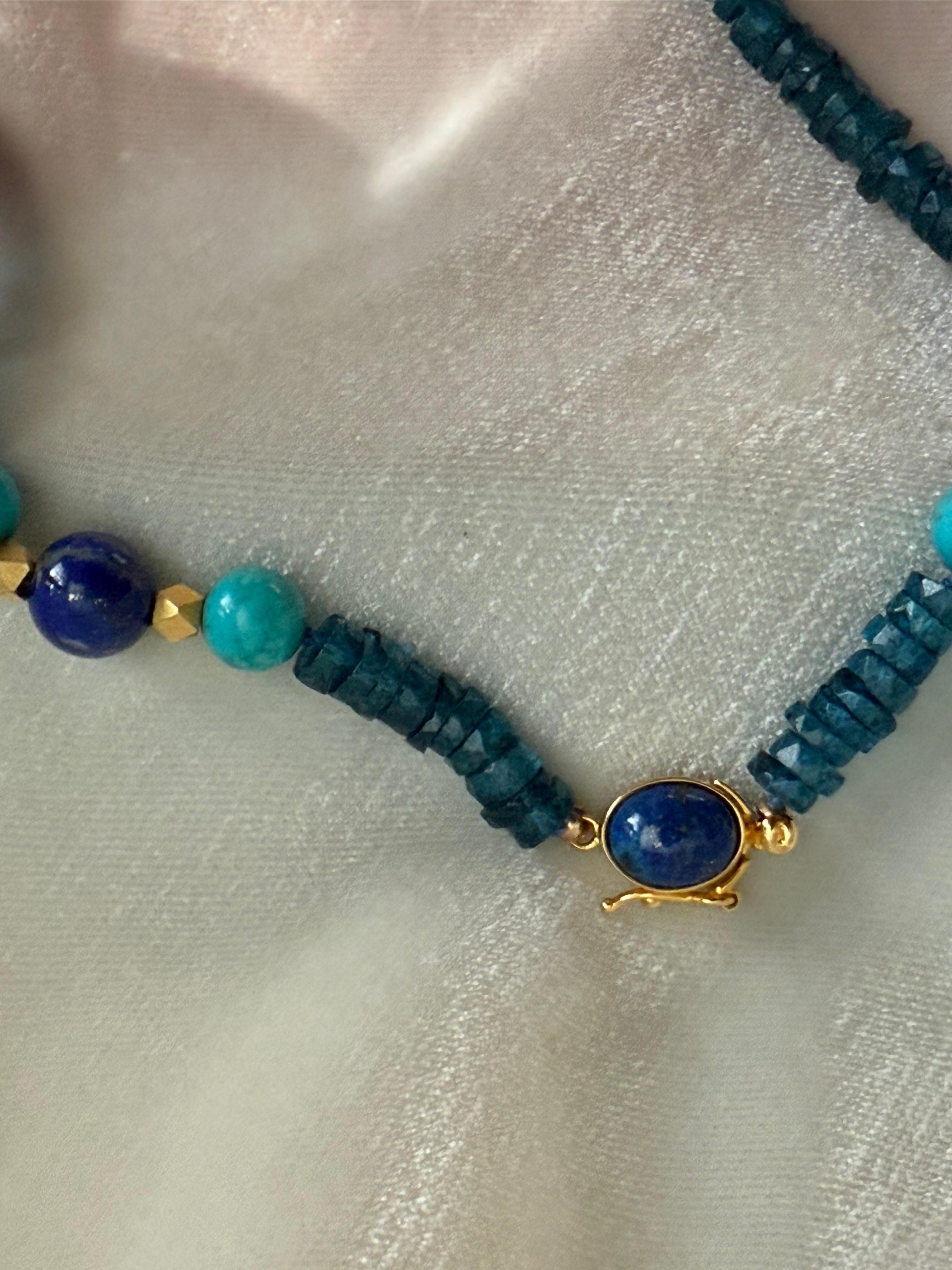 Collana in metallo dorato, topazio blu di Londra, turchese, lapislazzuli e azzurrite. in vendita 2