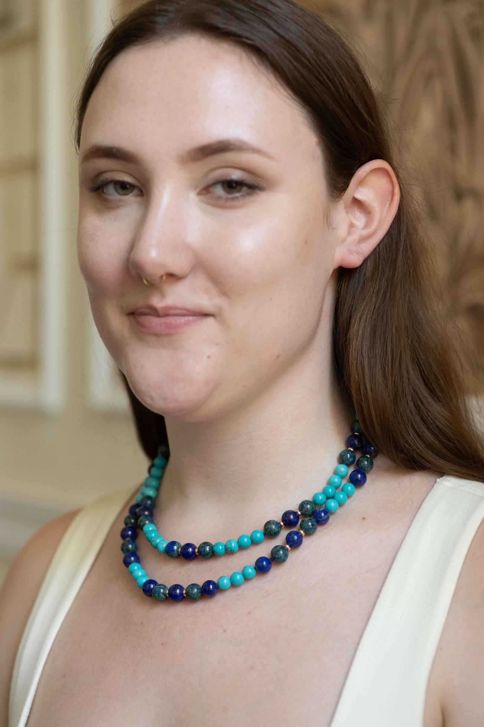 Collana in metallo dorato, topazio blu di Londra, turchese, lapislazzuli e azzurrite. in vendita 3