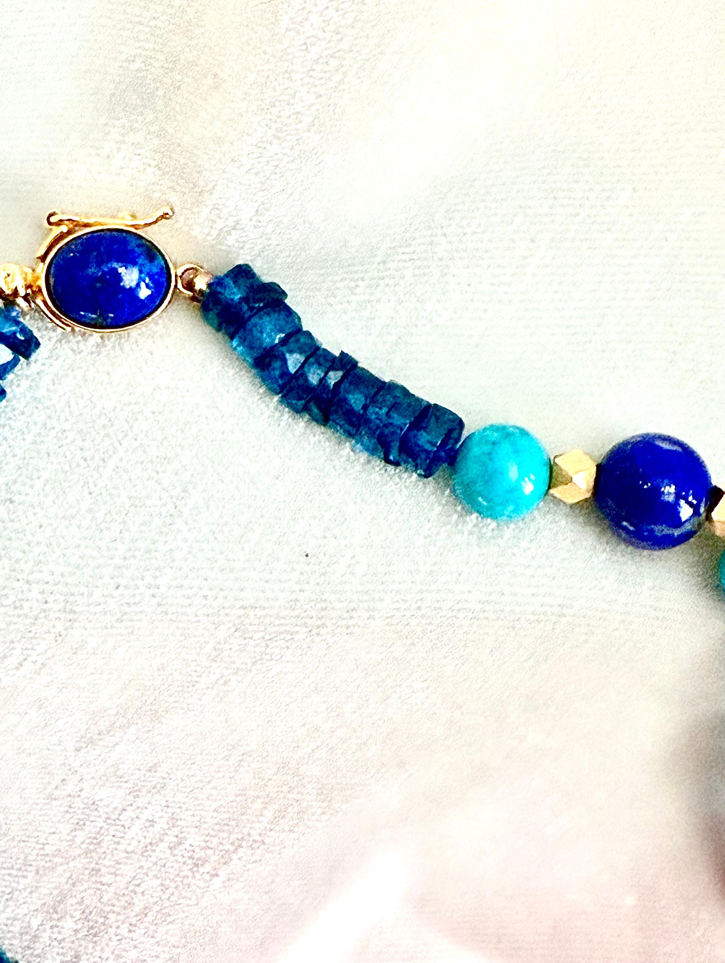 Collana in metallo dorato, topazio blu di Londra, turchese, lapislazzuli e azzurrite. in vendita 5