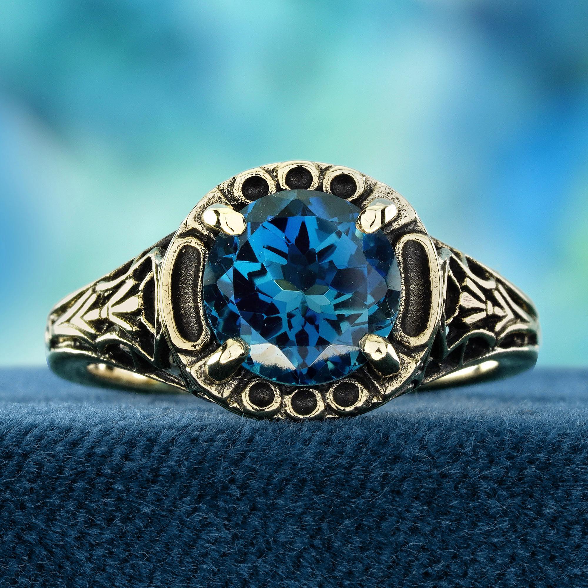 Este anillo de estilo vintage exhibe un Topacio Azul de Londres redondo y natural en un engaste clásico con garras. Su azul profundo y vivo resplandece con elegancia y encanto intemporales.
Los delicados detalles de filigrana floral adornan los