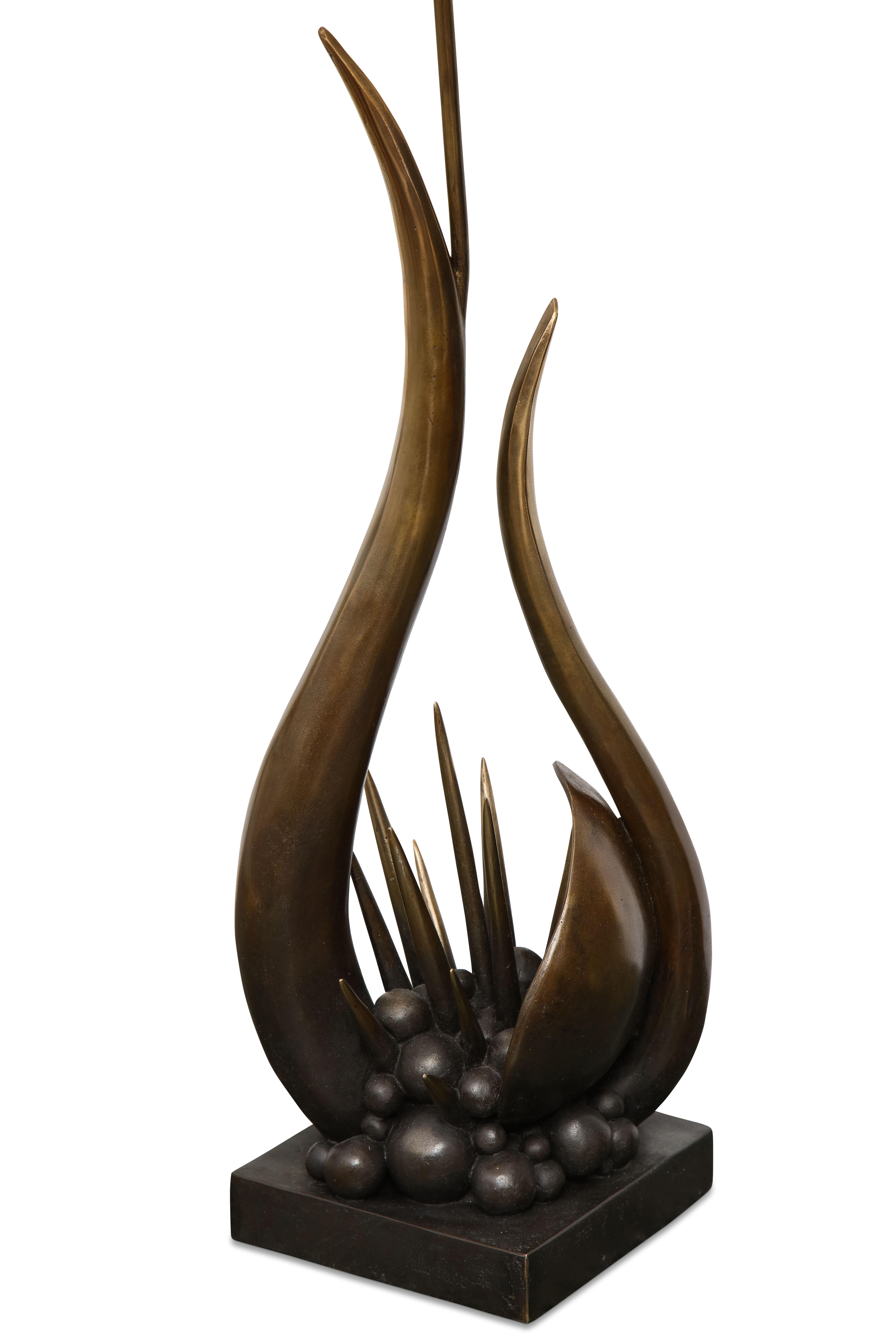 Eine abstrakte Skulptur als Lampe aus patinierter Bronze
Künstlernachweis.