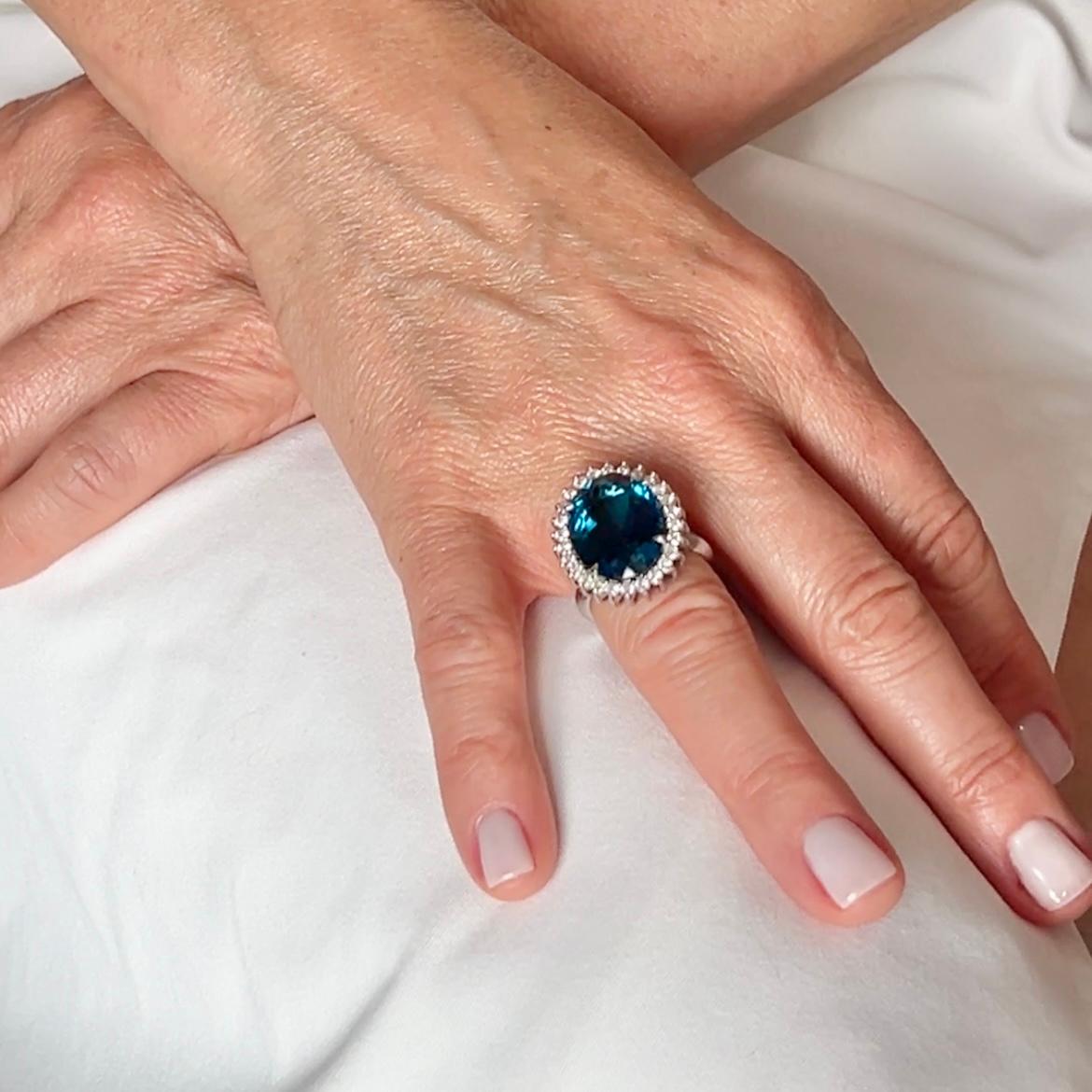 Bague Lady D de Londres  - Or massif 18 carats, diamants et topaze bleue de Londres Pour femmes en vente