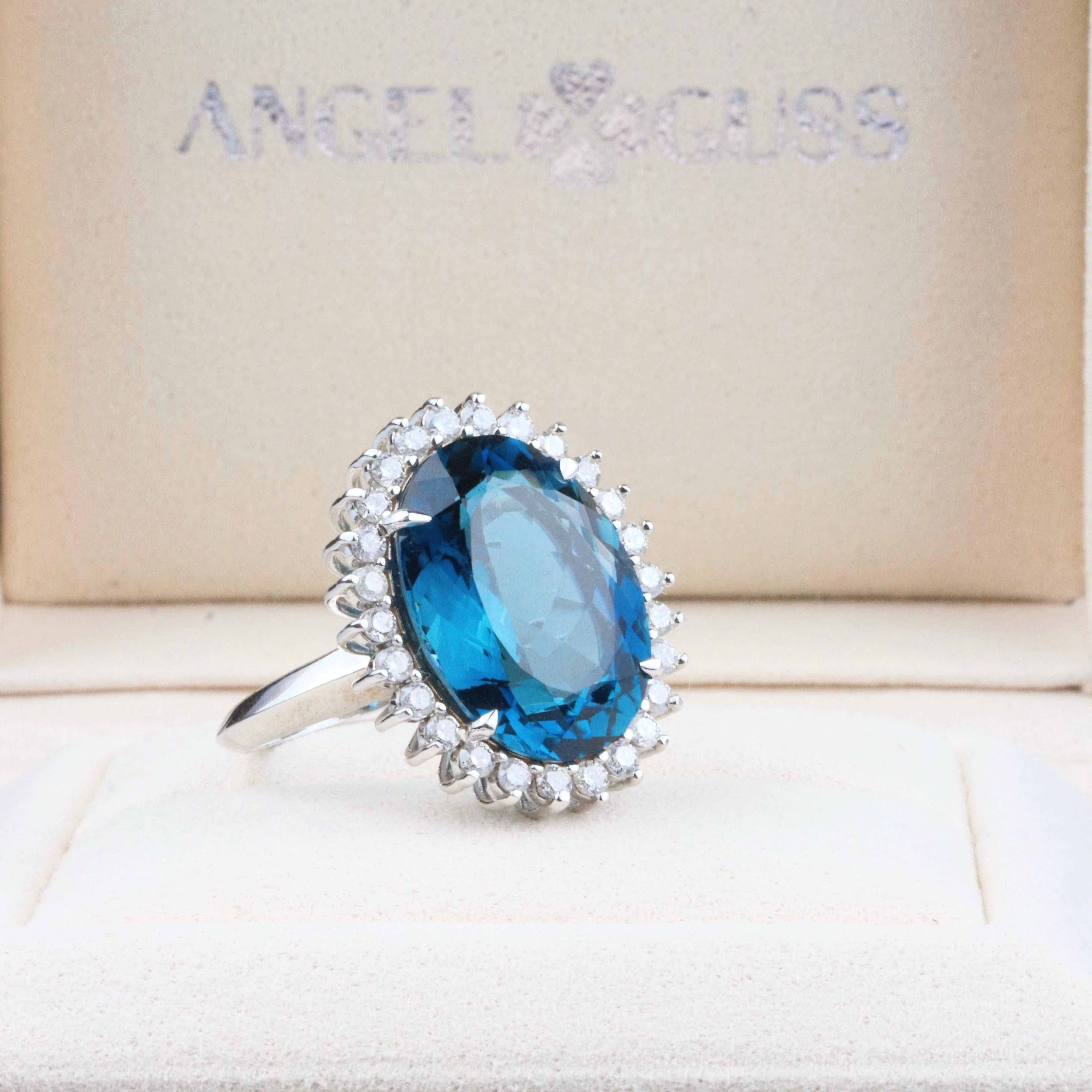 London Lady D Ring  - 18K Solid Gold, Diamond and London Blue Topaz For Sale 4