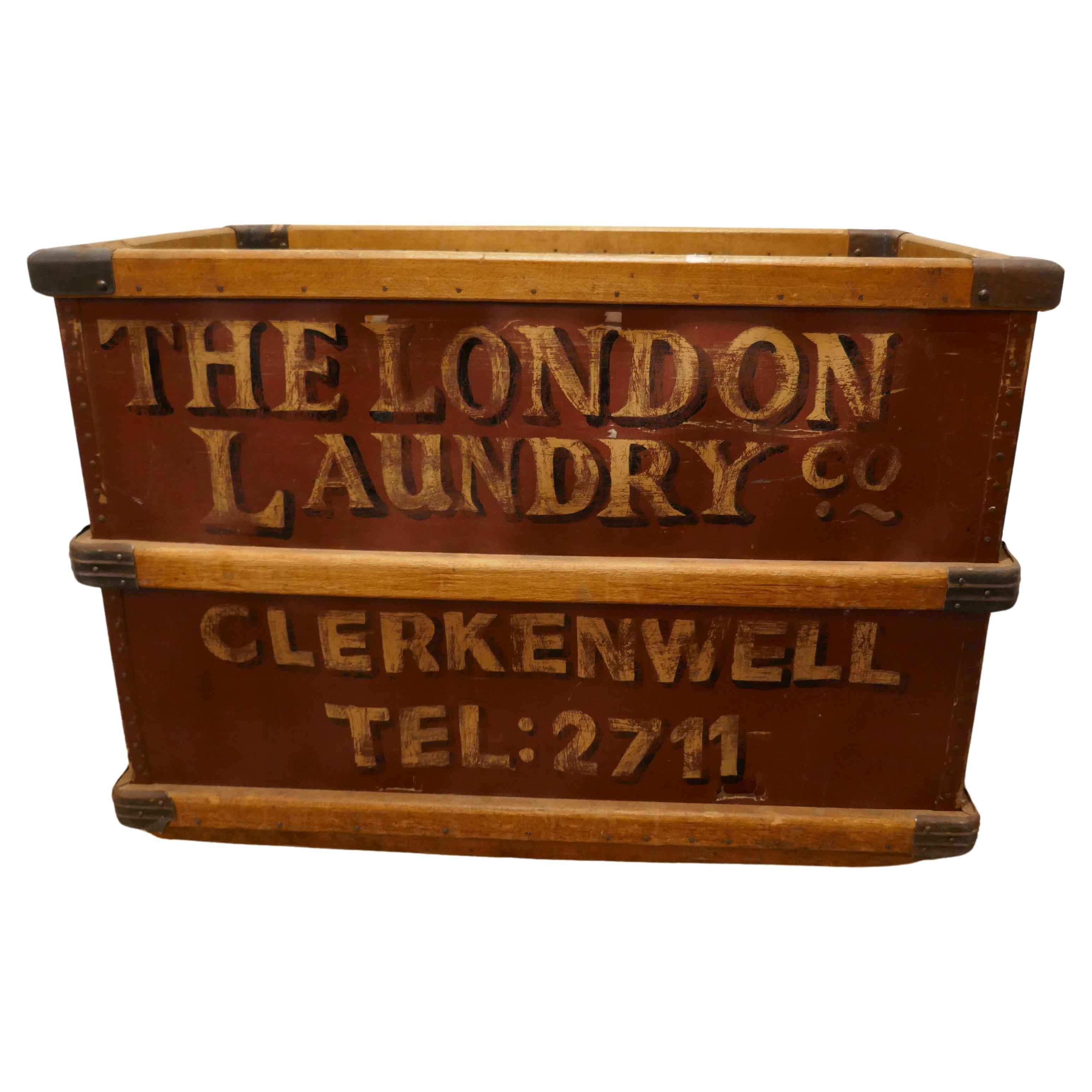 London Laundry Co. Industrie-Wagen

 Tolles Stück von der London Laundry Co. Clerkenwell, der Wagen ist aus dickem, strapazierfähigem Pergament gefertigt und mit Eisenrädern und Holzbändern versehen

Der Trolley ist 33