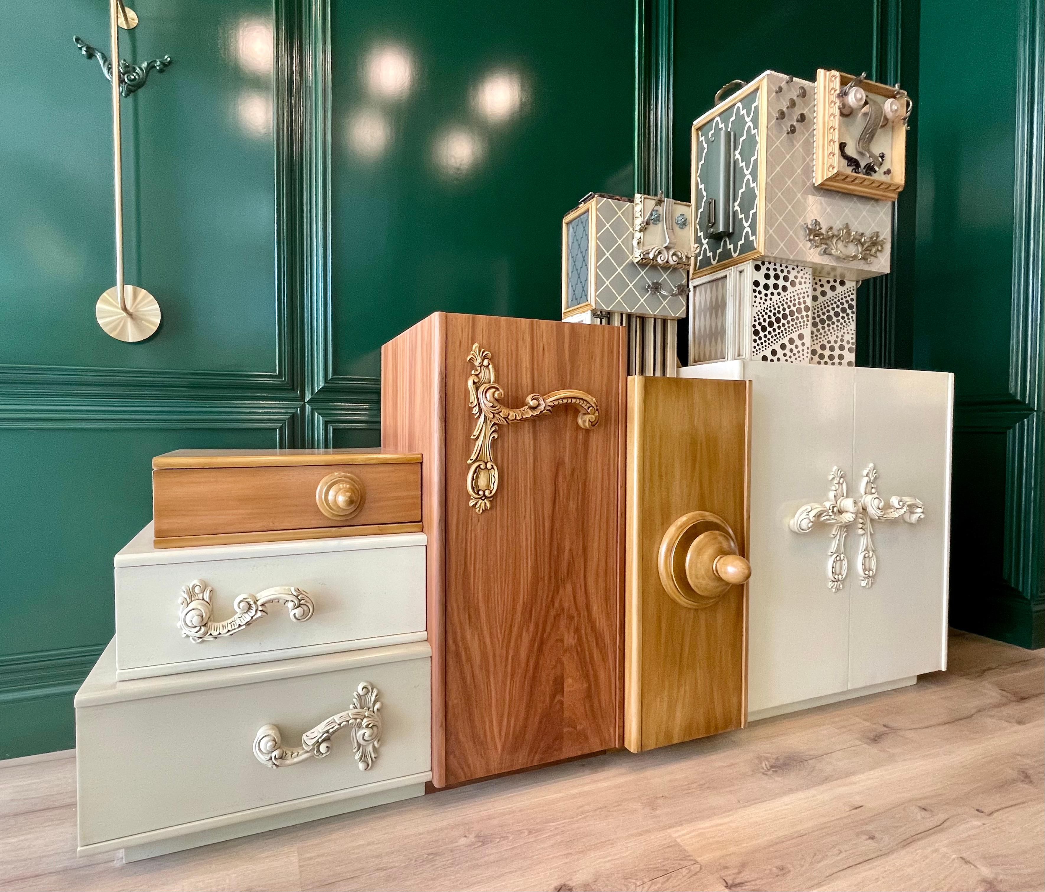 Aparador London, cuatro puertas y tres cajones, by Lola Glamour
Dimensiones: P 50 x An 200 x Al 90 cm
Materiales: Madera.

La serie Londres son cajas superpuestas con diferentes volúmenes y acabados. Sencillez estética aderezada con sofisticadas