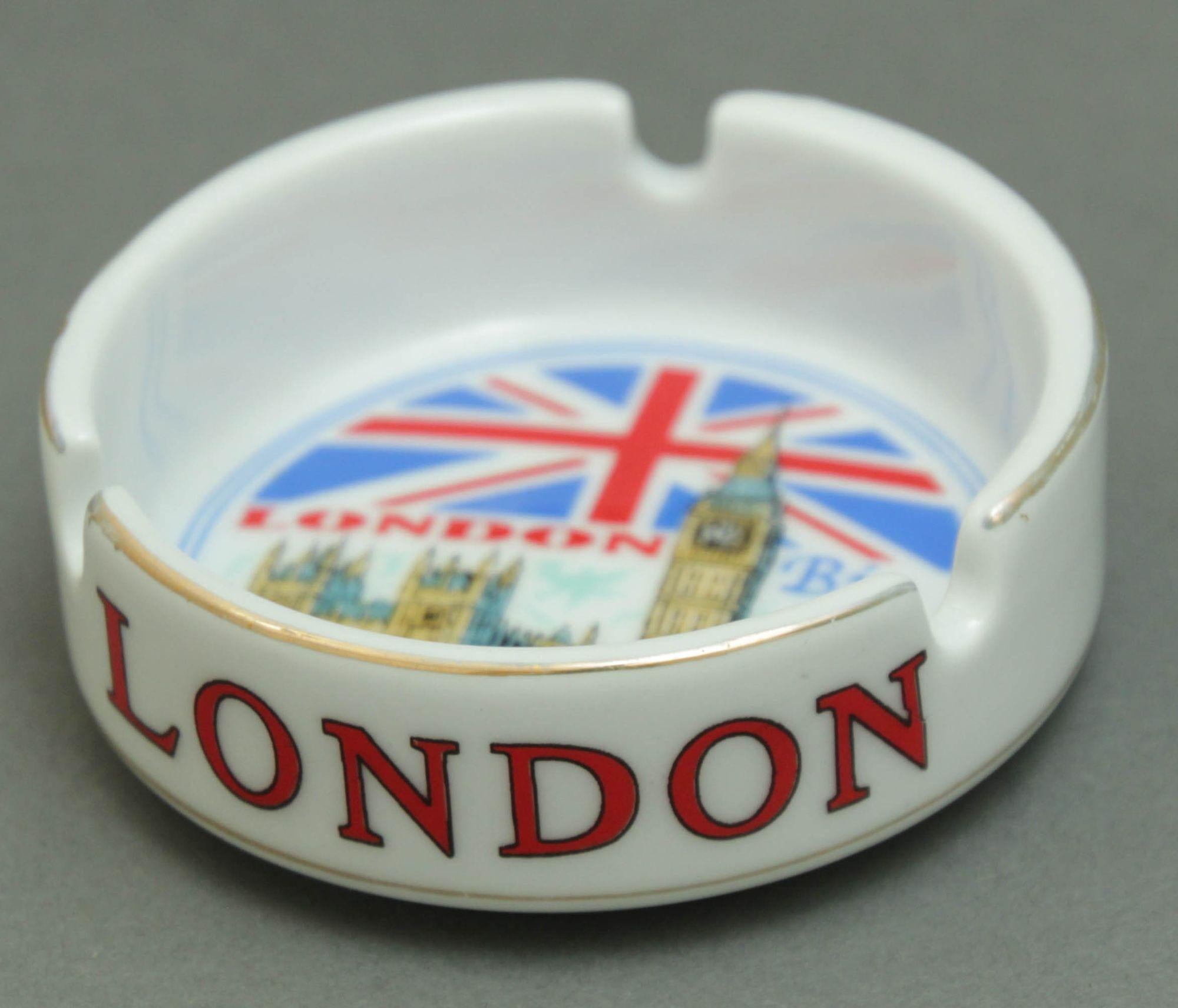 London Souvenir Porcelain Round Ashtray Dish with UK Landmarks In Good Condition For Sale In North Hollywood, CA