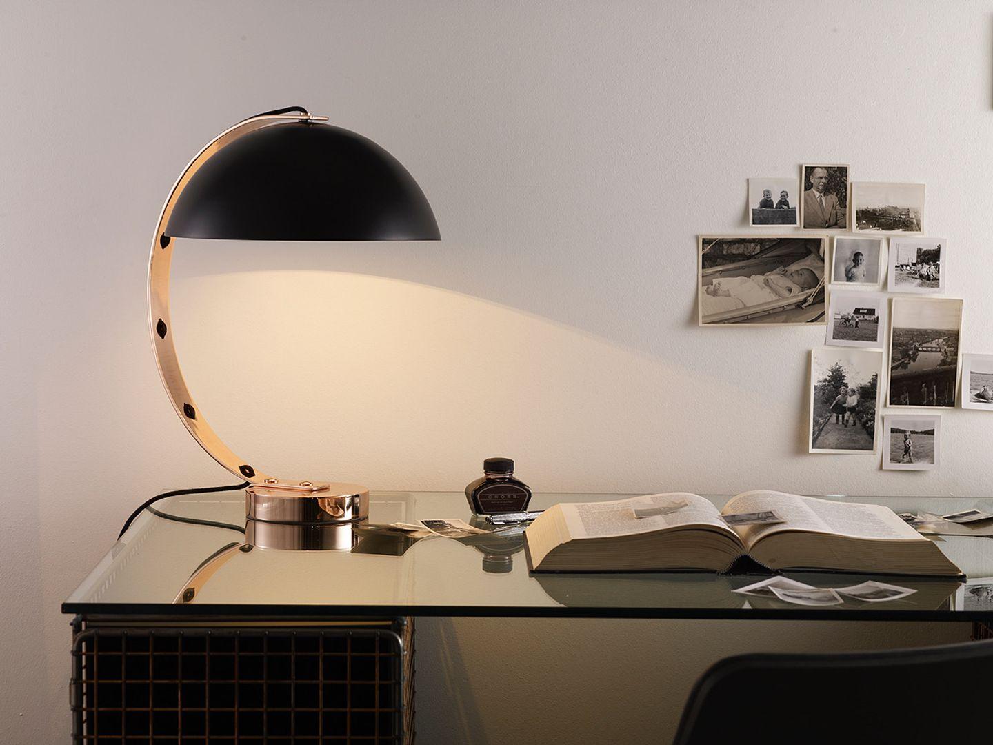 La Lámpara de mesa London es una lámpara de escritorio con sabor retro. Presenta una pantalla semiesférica de aluminio hilado con una sólida base cromada. El cable trenzado de algodón se entreteje a través del brazo cromado curvado para un acabado