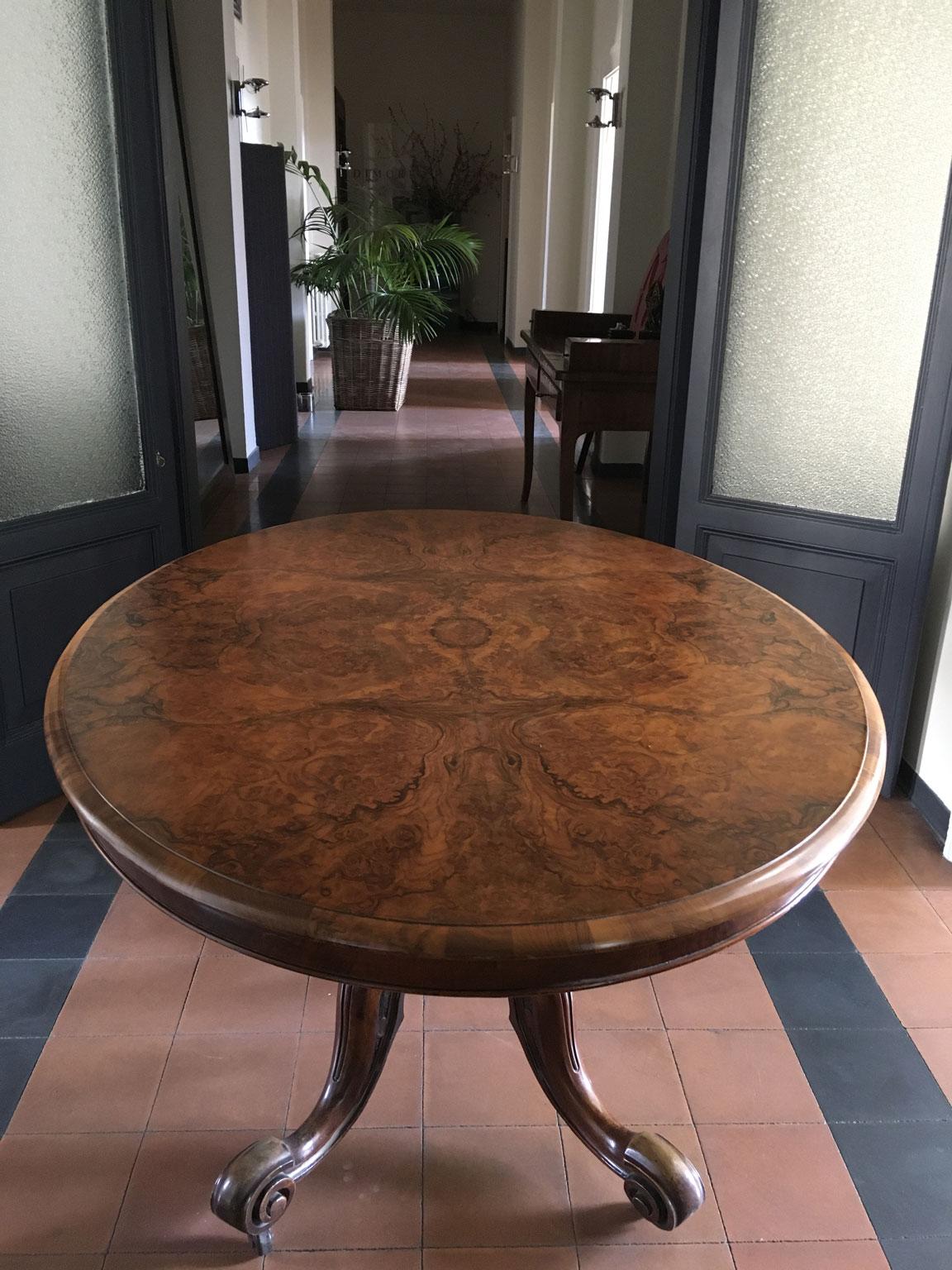 London Mid-19th Century Oval Walnut Tip Top Table by T.H. Filmer & Sons For Sale 8