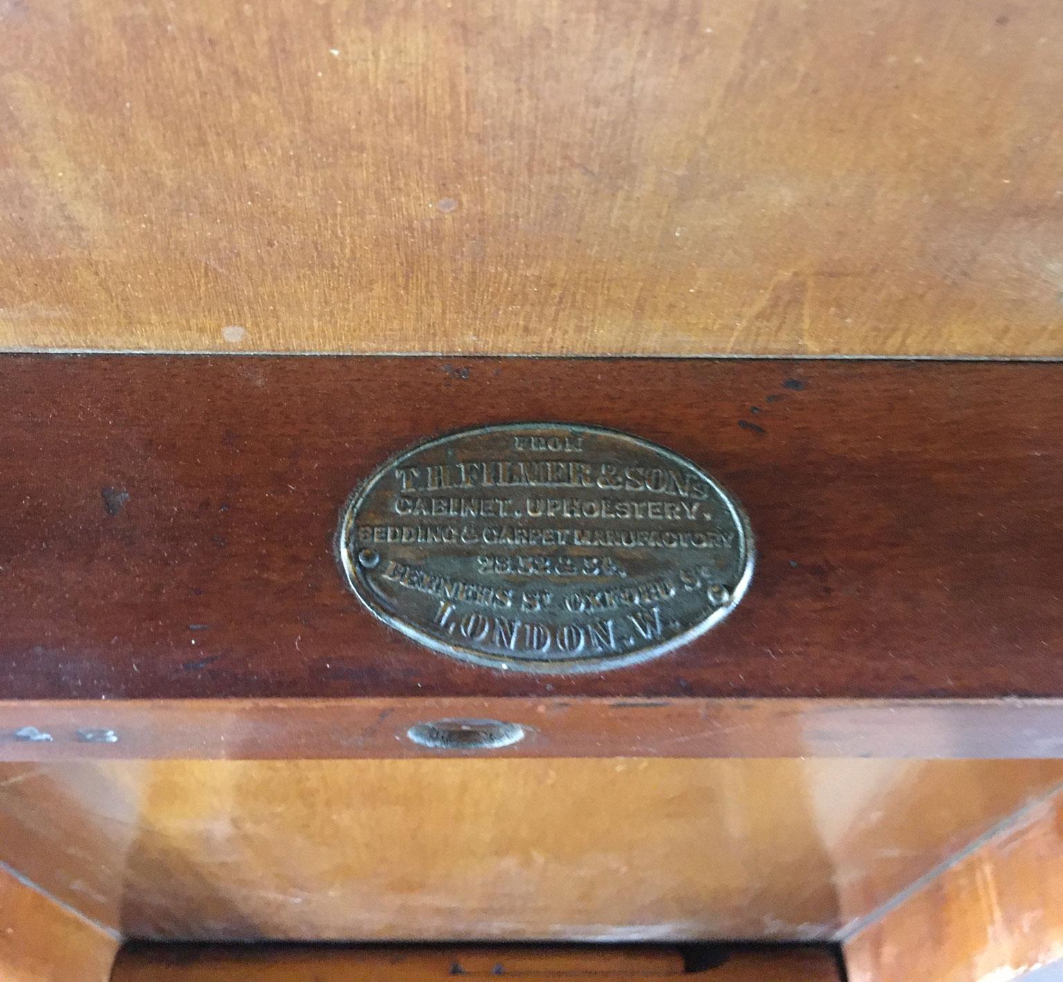London 1850 Post Modernity Victoria Design Table ovale à plateau basculant en noyer par Filmer en vente 11