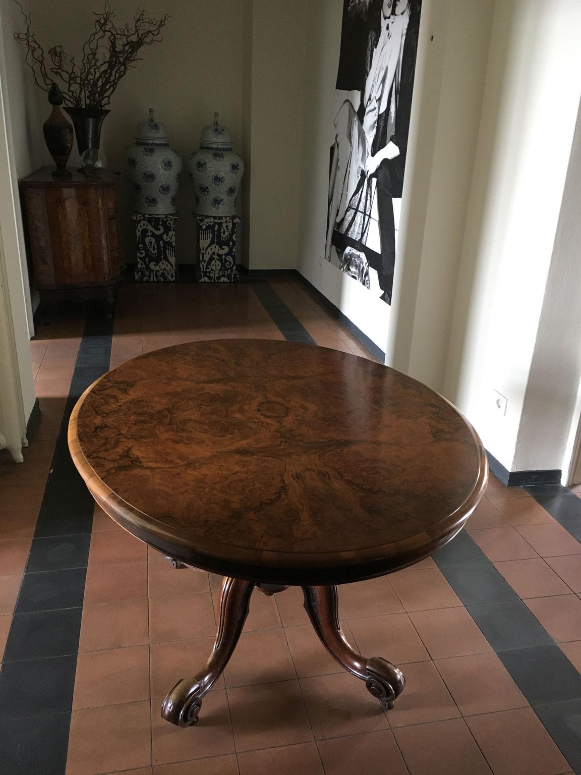 Classique américain London Mid-19th Century Oval Tip Top Table en noyer par T H Filmer & Sons en vente