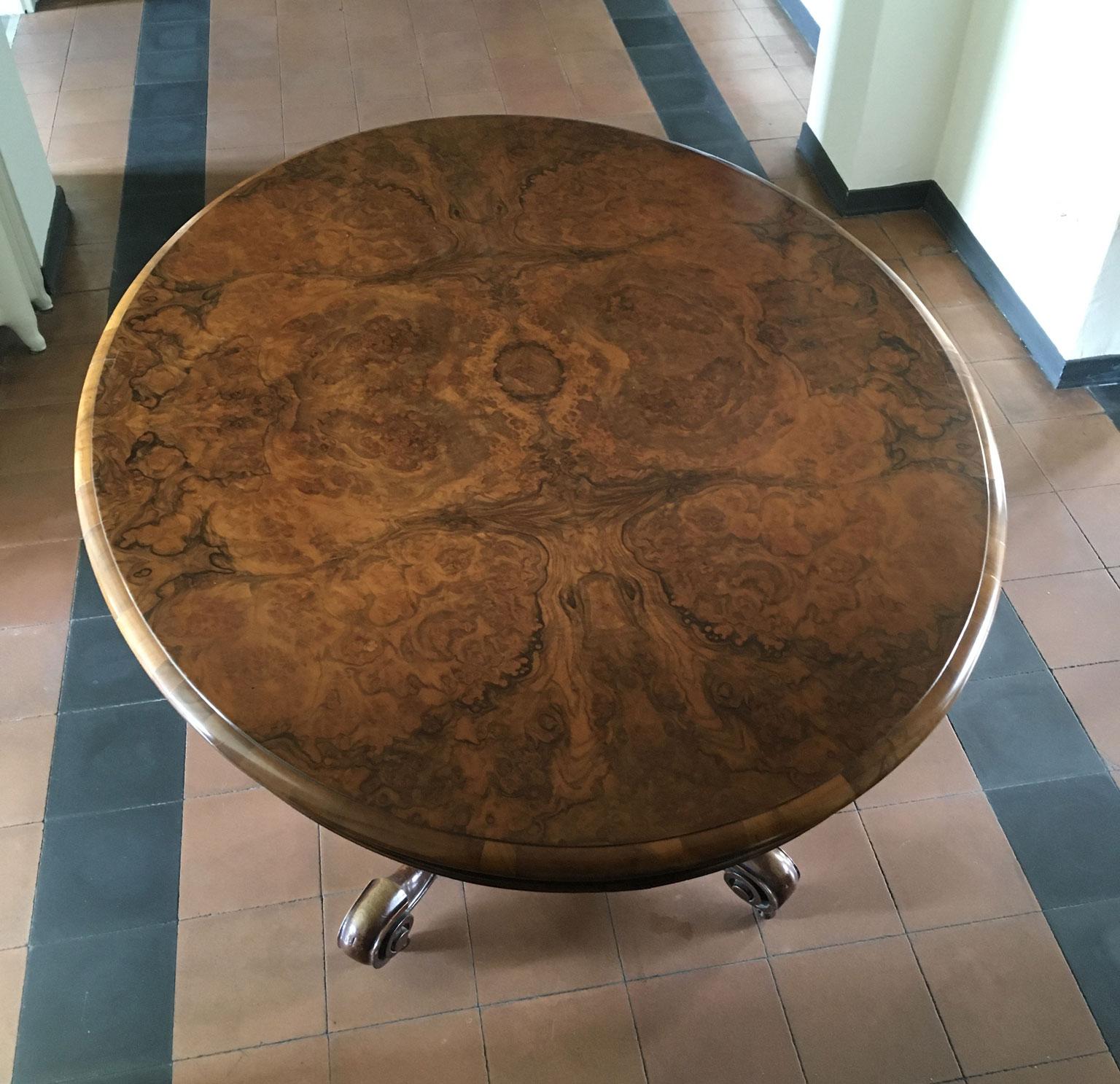 Hand-Carved London Mid-19th Century Oval Walnut Tip Top Table by T.H. Filmer & Sons For Sale