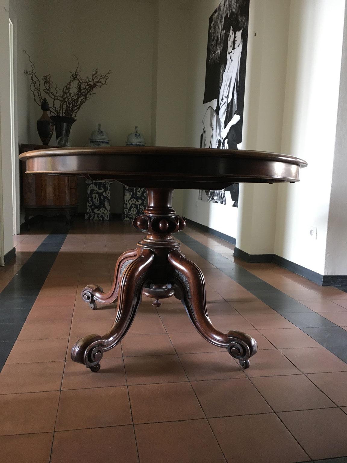 London Mid-19th Century Oval Walnut Tip Top Table by T.H. Filmer & Sons In Good Condition For Sale In Brescia, IT