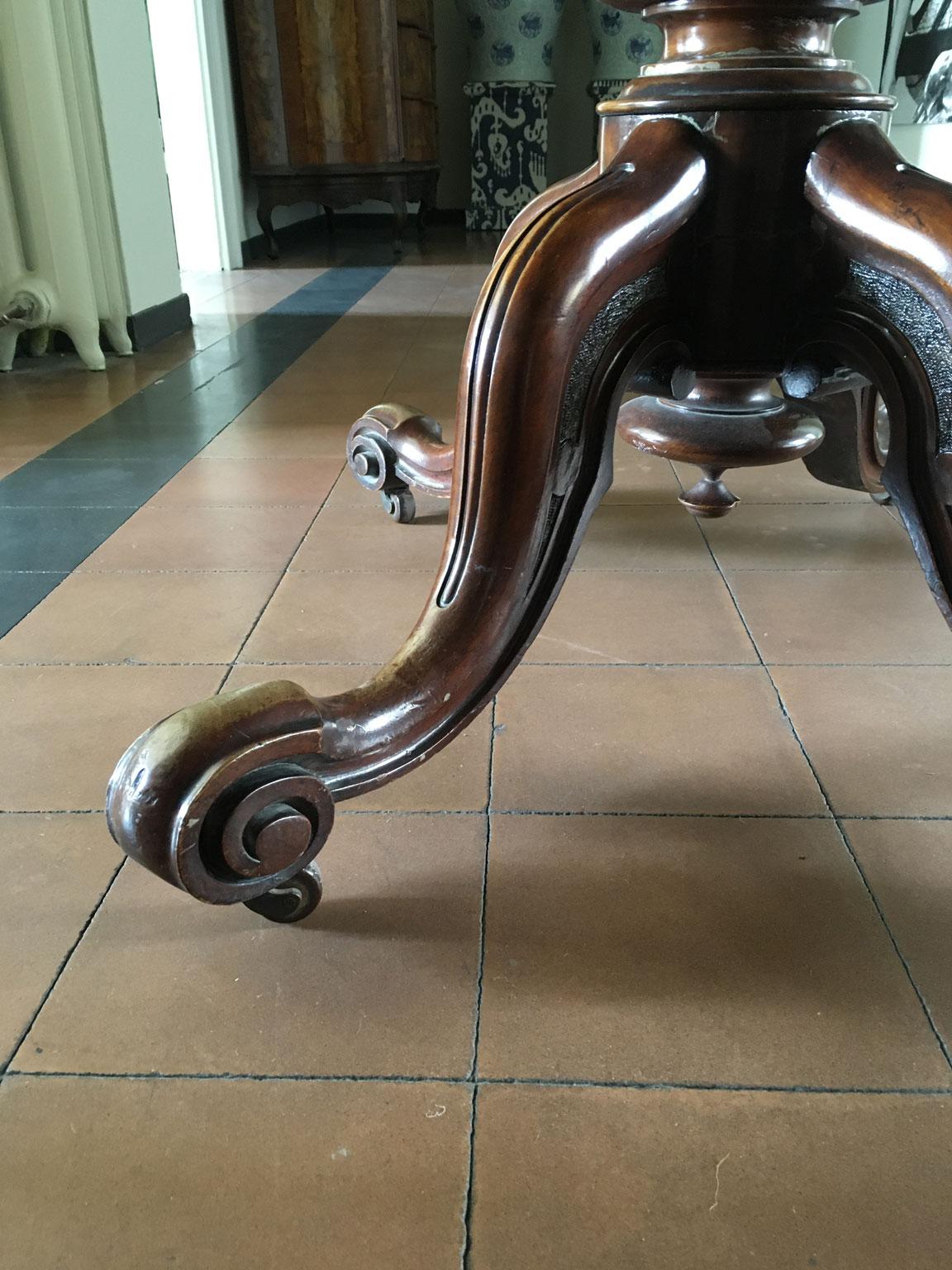 XIXe siècle London 1850 Post Modernity Victoria Design Table ovale à plateau basculant en noyer par Filmer en vente