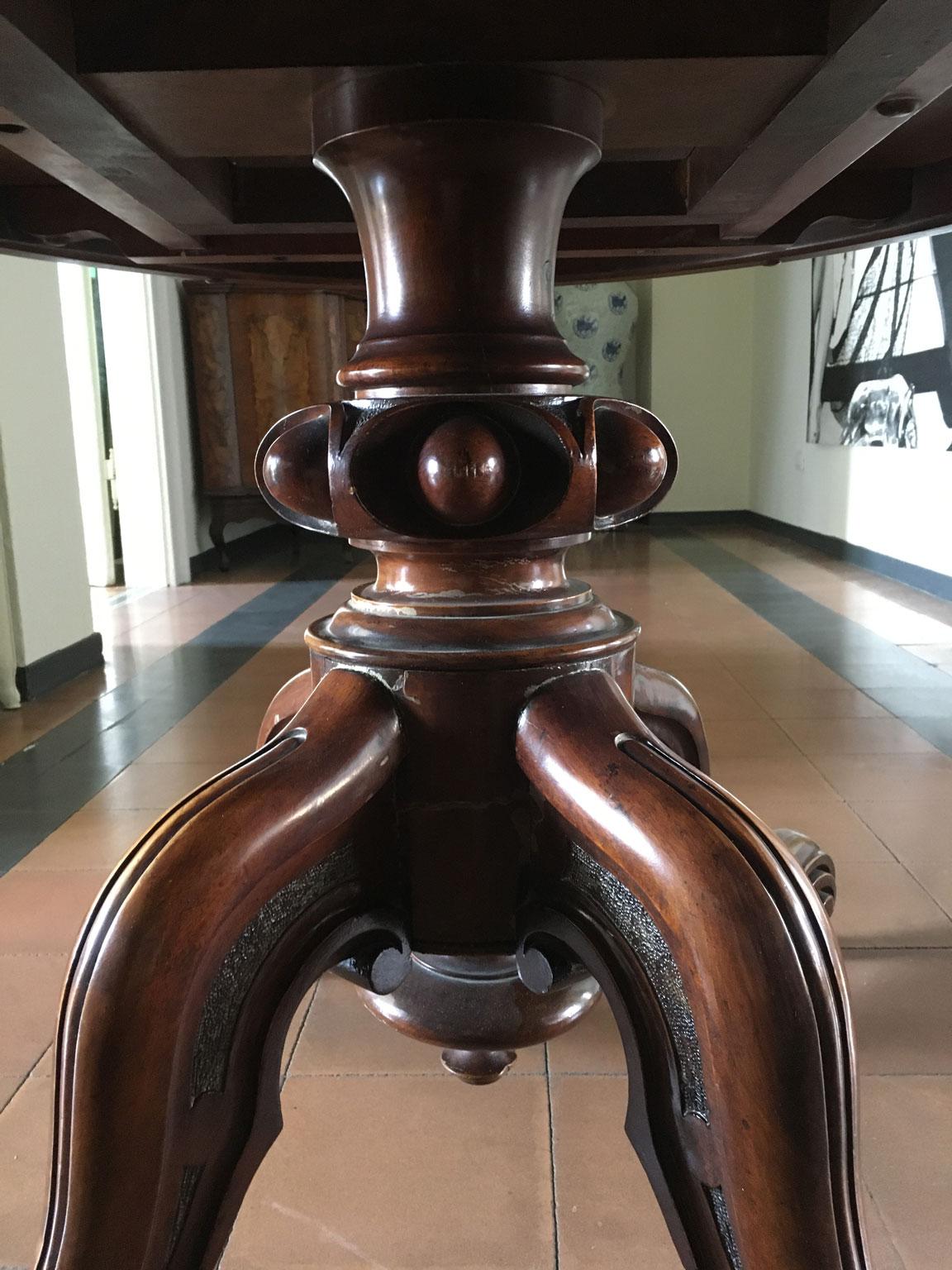 London Mid-19th Century Oval Tip Top Table en noyer par T H Filmer & Sons en vente 1