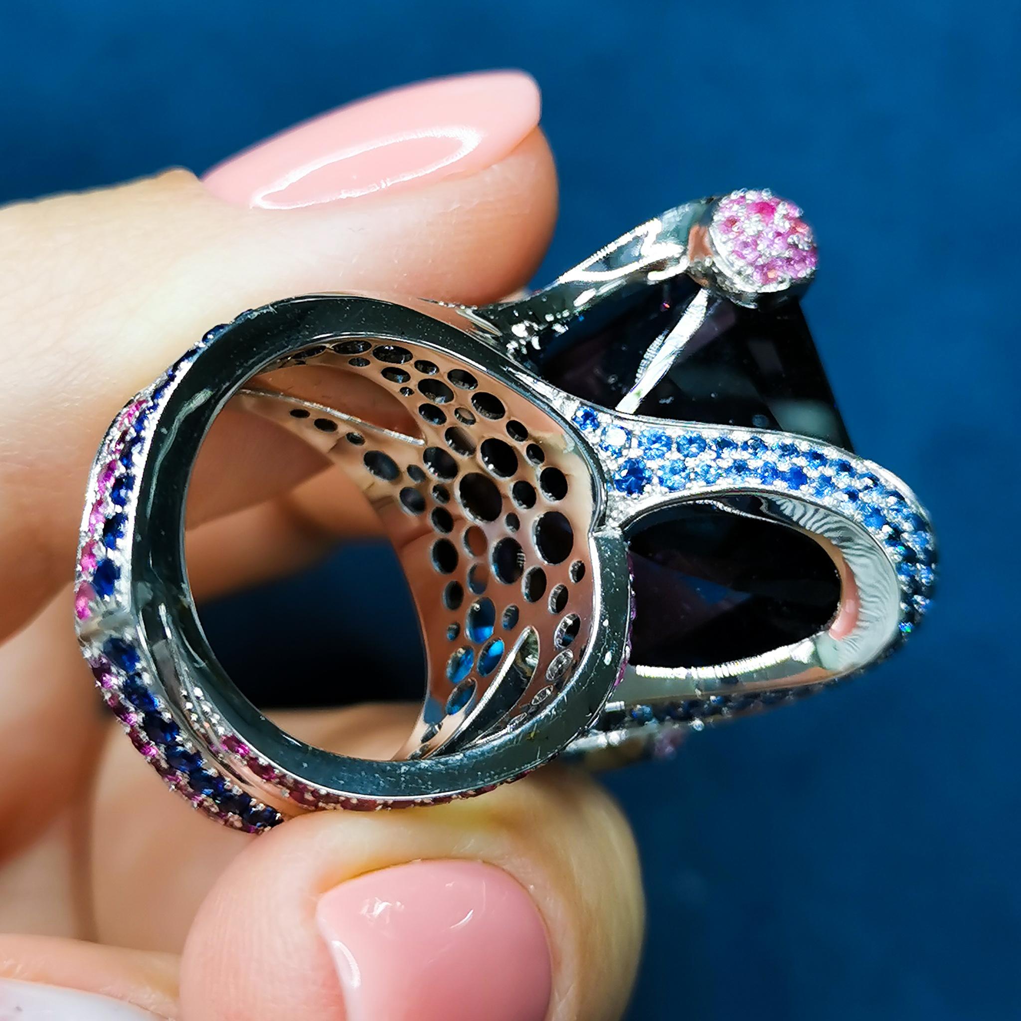 London Topaz 41.79 Carat Blue Pink Sapphires 18 Karat White Gold New Age Ring In New Condition For Sale In Bangkok, TH