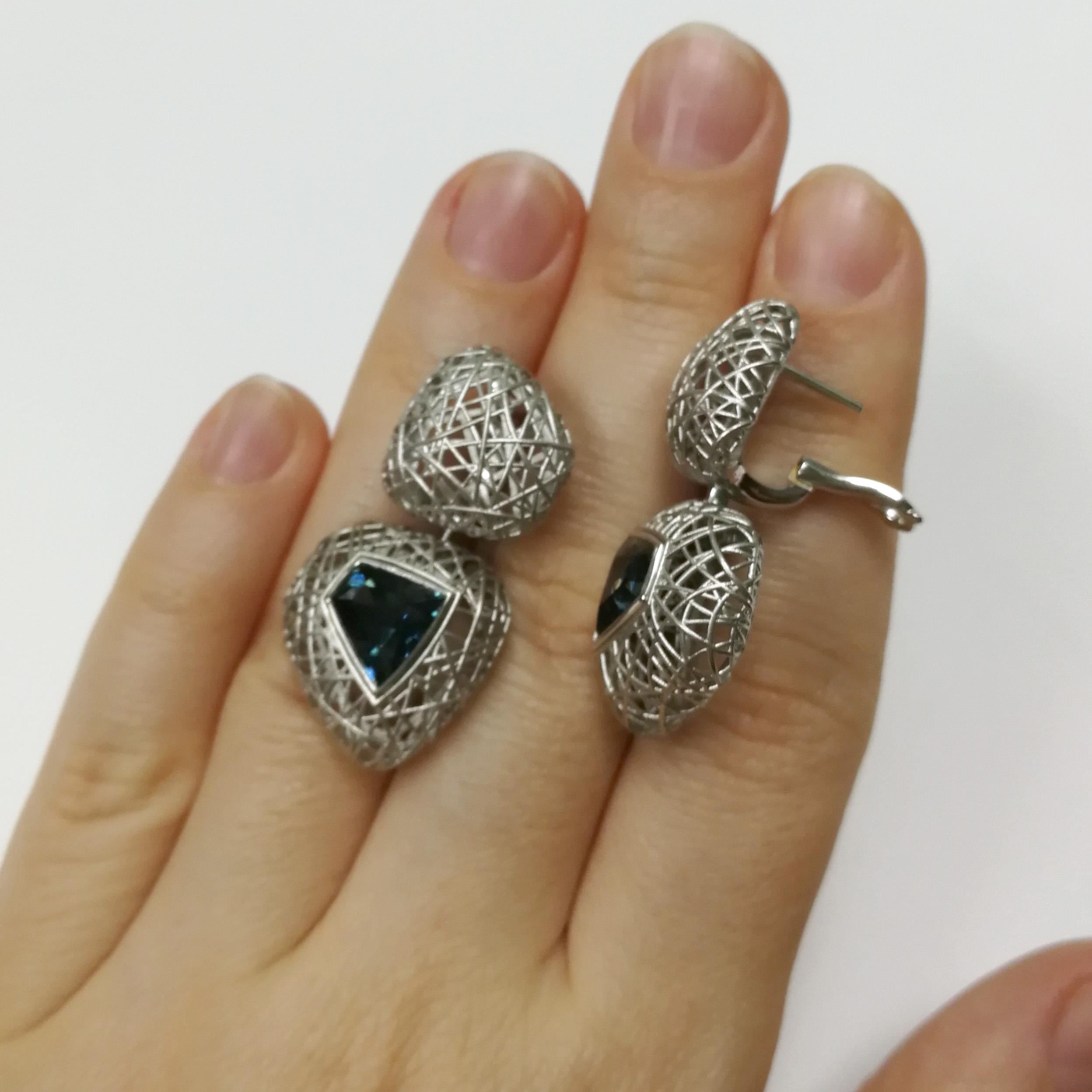 London Topaz 5.05 Carat 18 Karat White Gold Rolling Stone Earrings In New Condition For Sale In Bangkok, TH