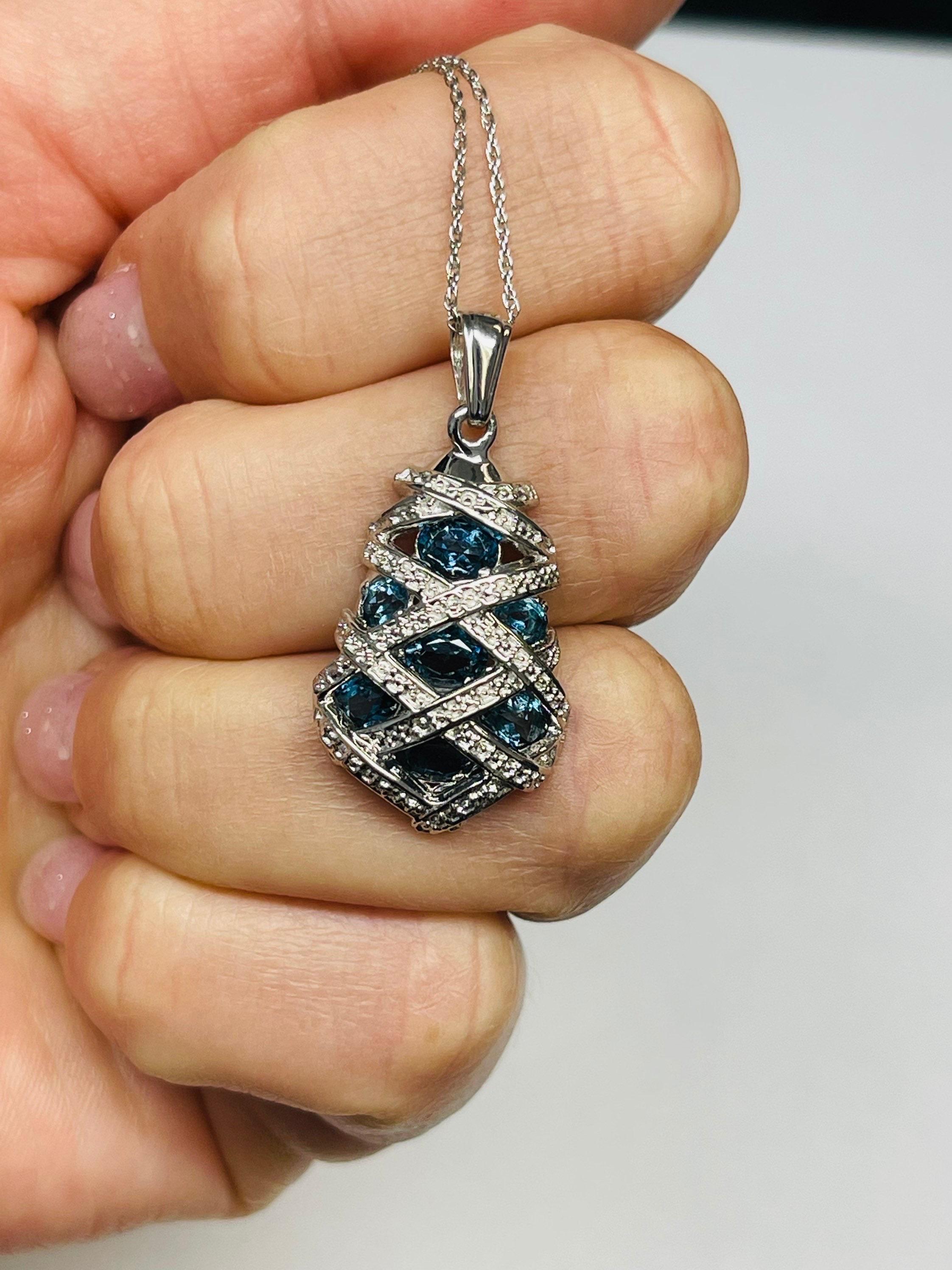 London topaz pendant necklace Bee Hive 18KT white gold necklace In New Condition For Sale In Boca Raton, FL