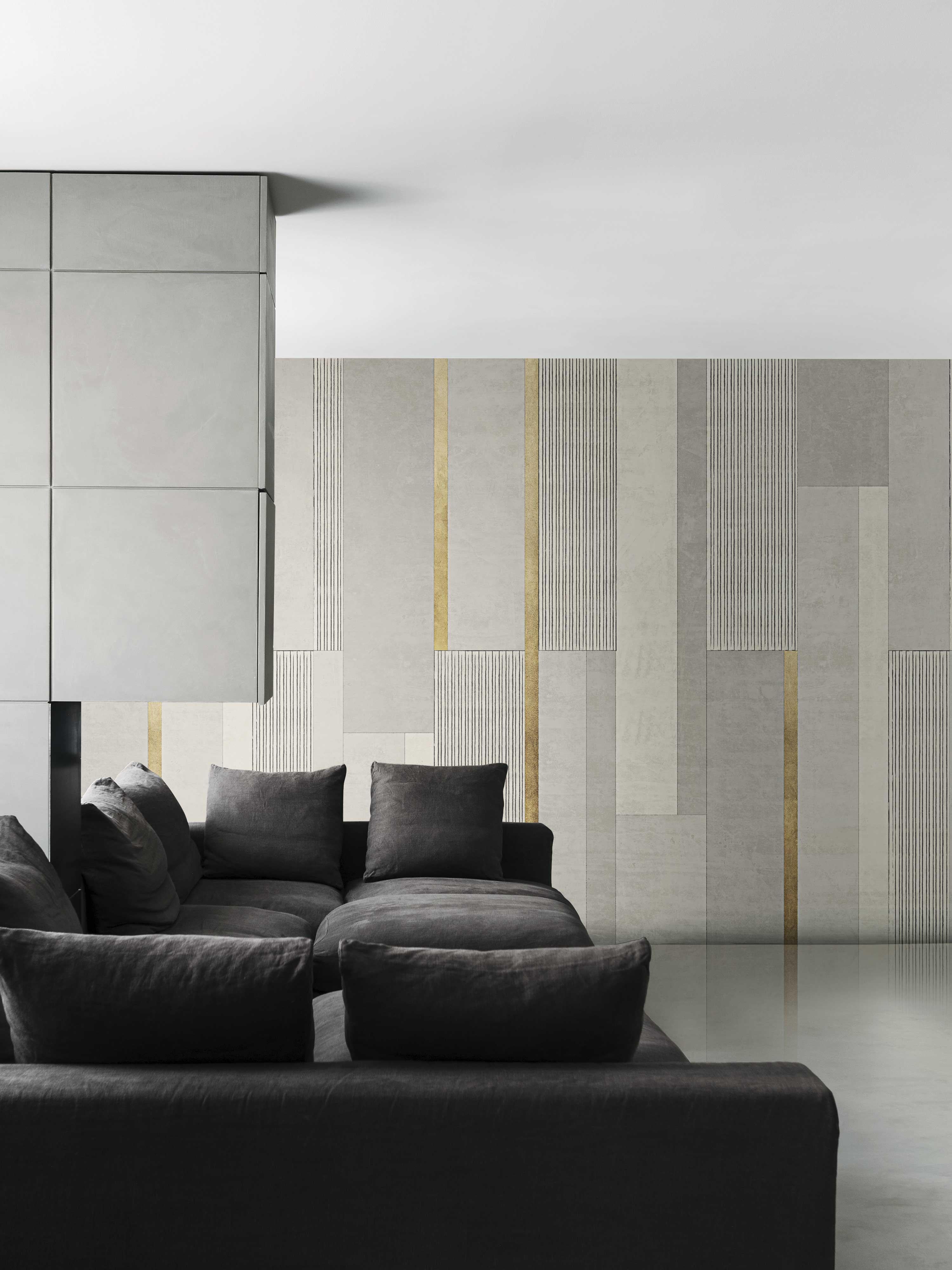 Available in pearl grey, this wallpaper, composed of vertical elements of different materials, is extremely sober and elegant and fits perfectly in any type of context. Measures: 300x310 cm.