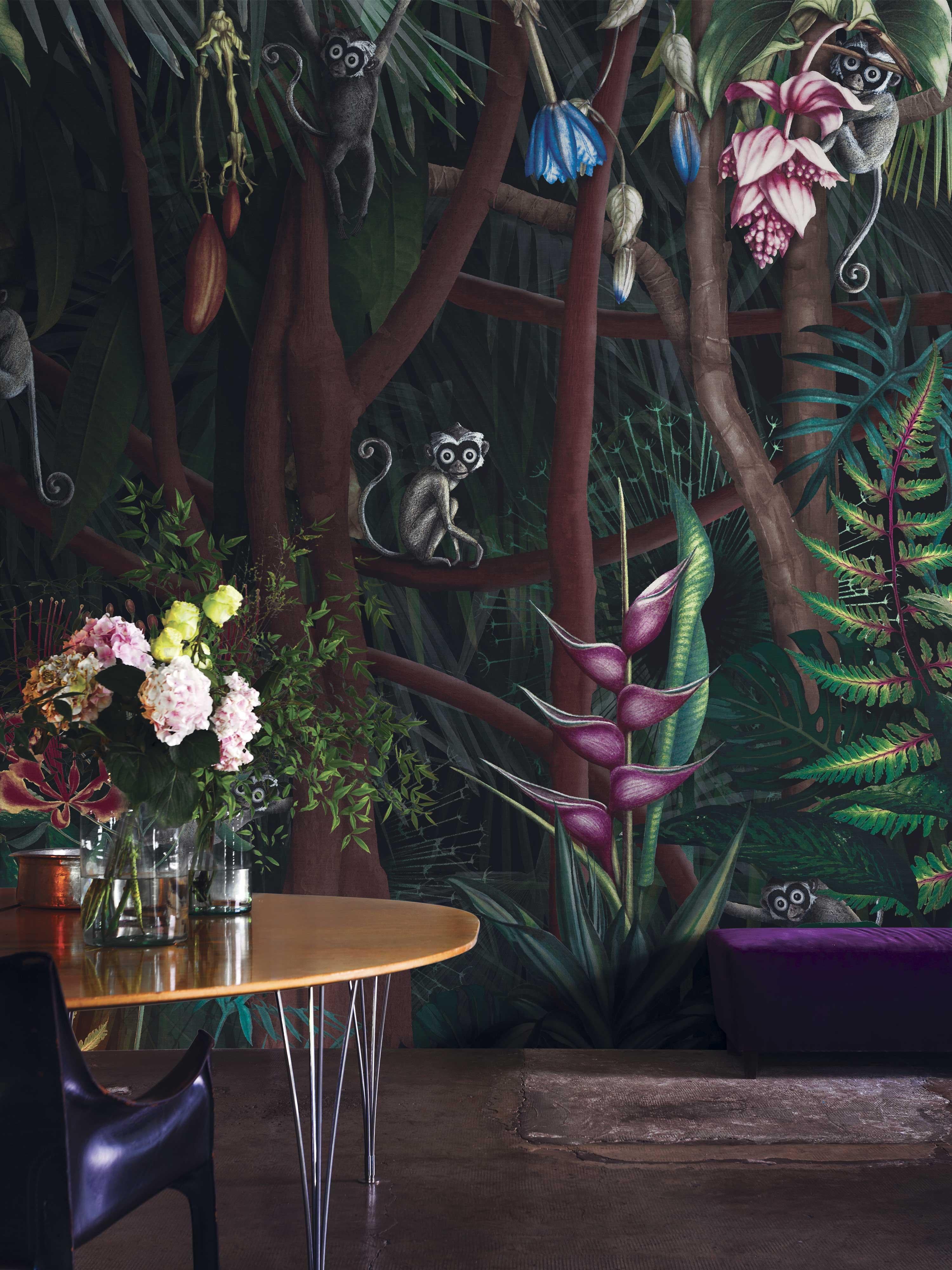 A tropical jungle animated by lemurs that observe the viewer with a careful gaze, a landscape capable of decorating and giving a new dimension and perspective to walls, thanks to the dark tones animated by the colourful details of the vegetation.