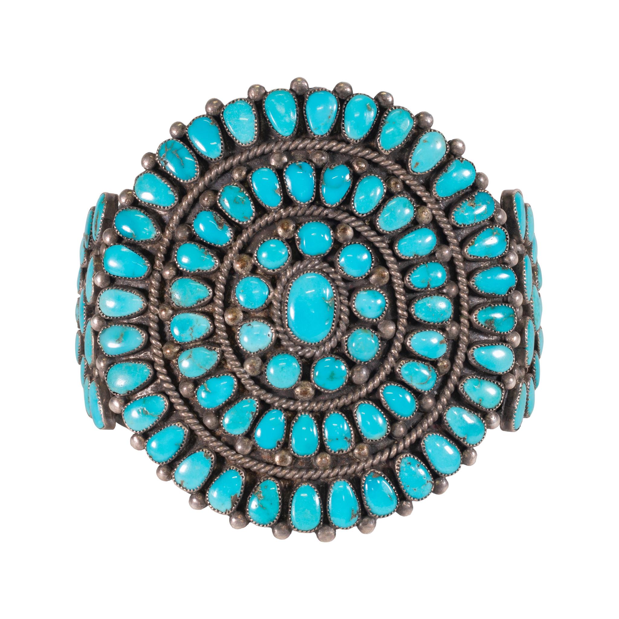 Bracciale a grappolo in turchese di Lone Mountain. Un pezzo eccezionale con 89 pietre dal colore blu brillante con una minima matrice bianca e oro. Decorato con corda intrecciata e perline in argento. Un pezzo robusto, di buon peso ma non troppo per