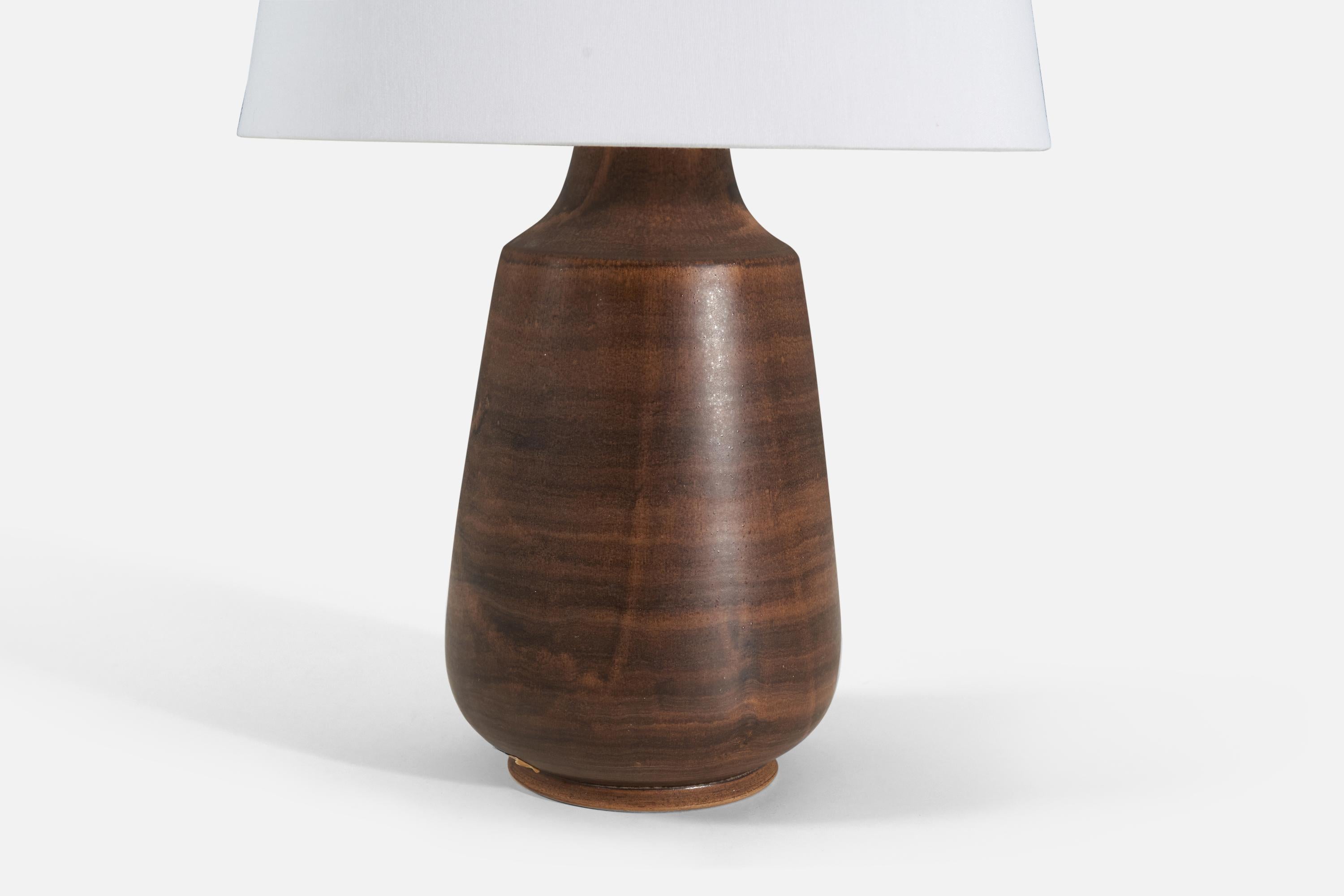  Löneberga Keramik, Table Lamp, Brown-Glazed Stoneware, Sweden, 1960s In Good Condition For Sale In High Point, NC