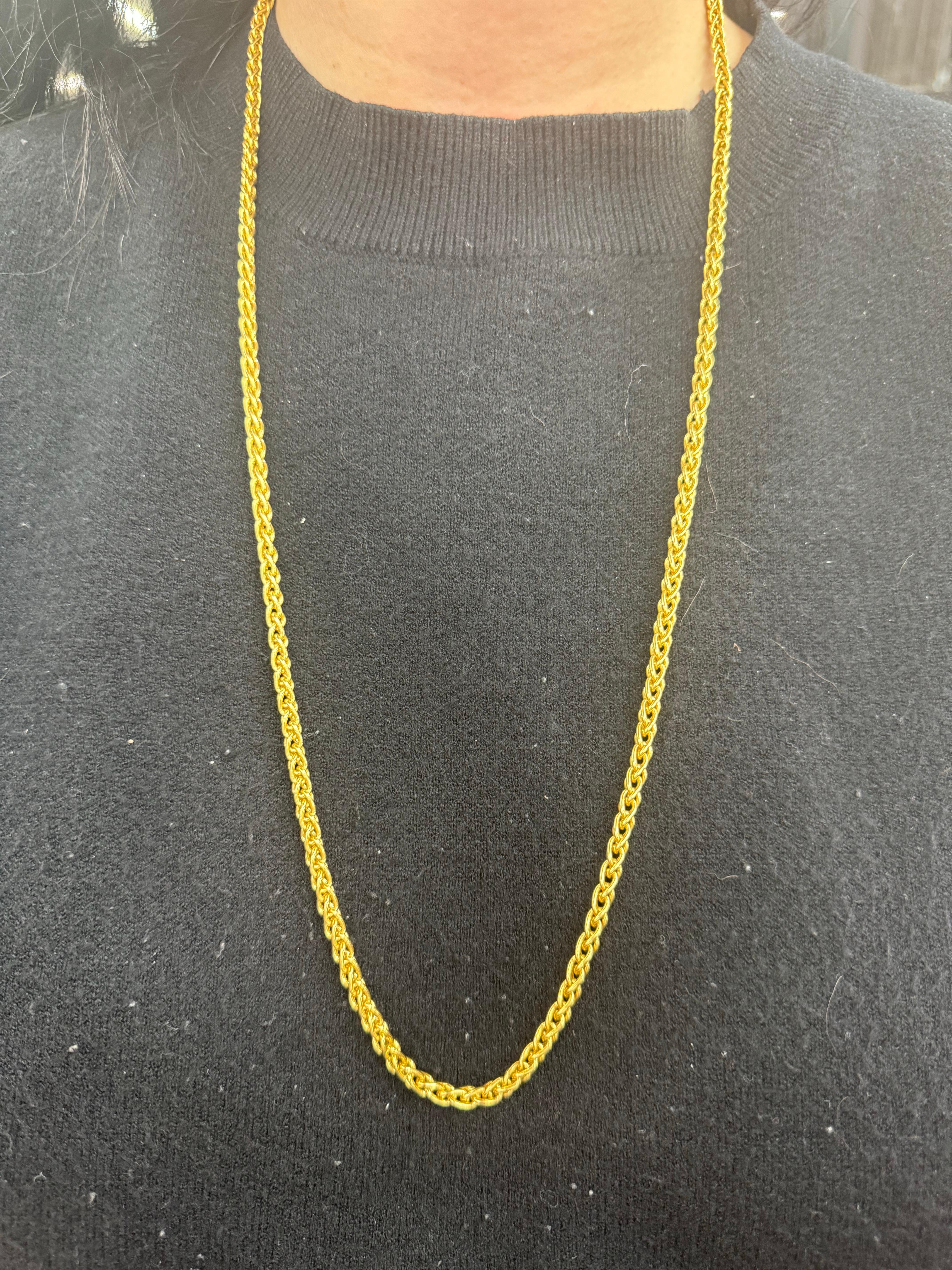 Ce long collier tressé en or jaune 14 carats pèse 20,3 grammes, 30 pouces et 3,3 mm de large. 