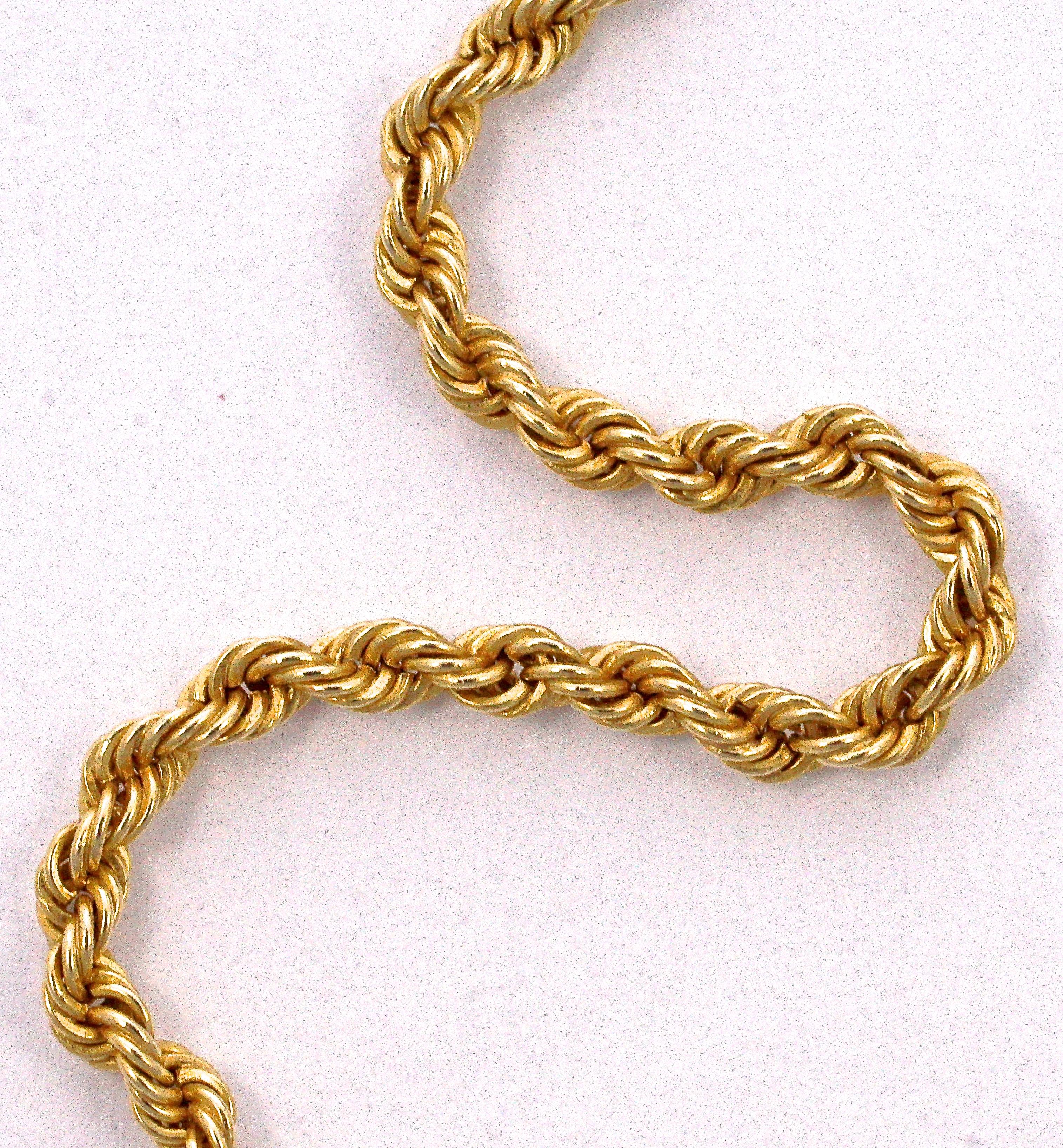 

14K gold quality chain necklace, featuring a wonderful rope twist design. Measuring length 77.5cm / 30.5 inches by width 1.5mm / .06 inch. The necklace has a slide clasp and a safety catch. 

This is a beautiful vintage rope twist chain necklace